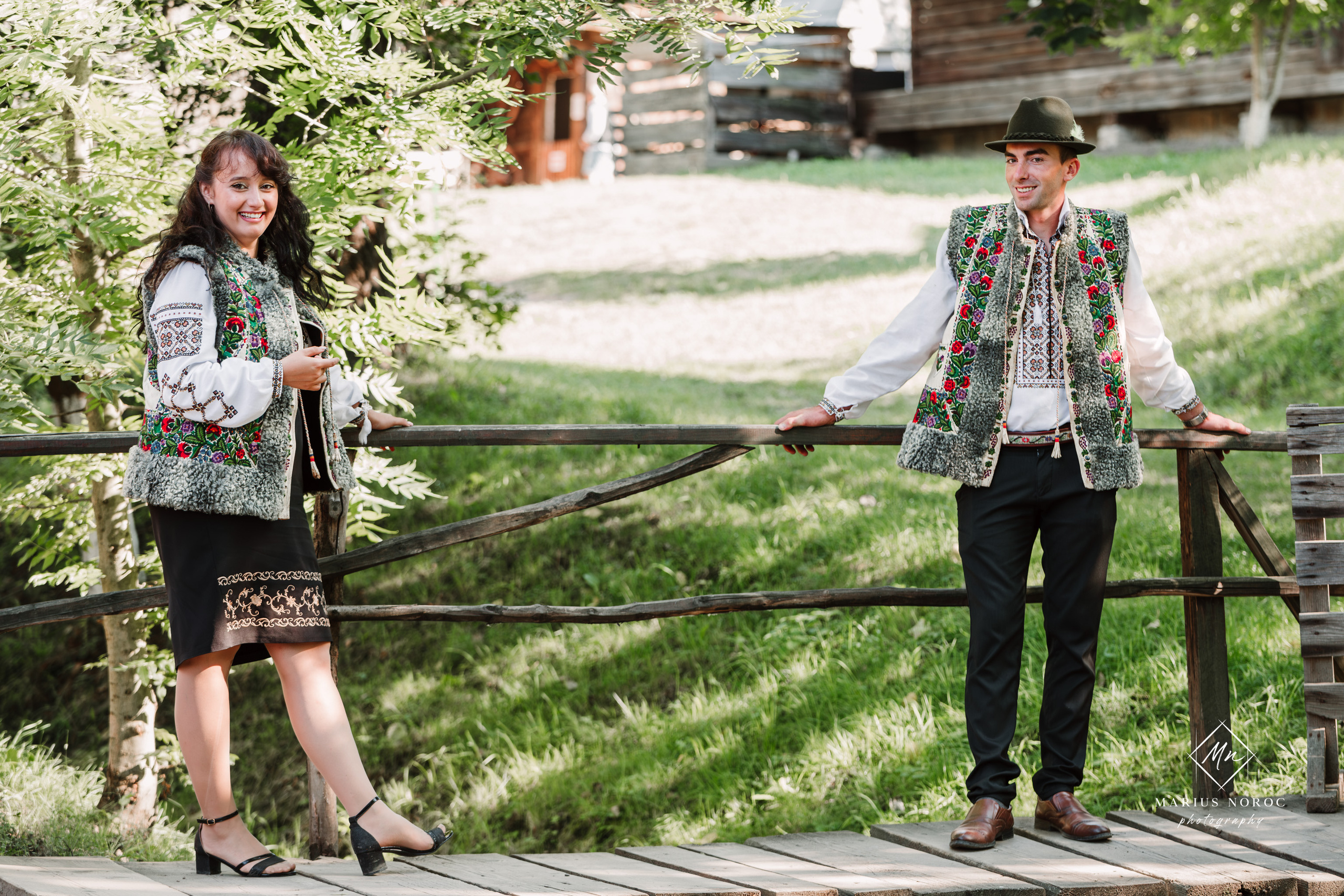 Sabina și Ionuț, îmbrăcați în costume populare bucovinene, au realizat o ședință foto "Save the Date" la Muzeul Satului Bucovinean din Suceava. Fotografii tradiționale și romantice, surprinse într-un peisaj autentic și istoric, evidențiind dragostea și frumusețea tradițiilor locale.