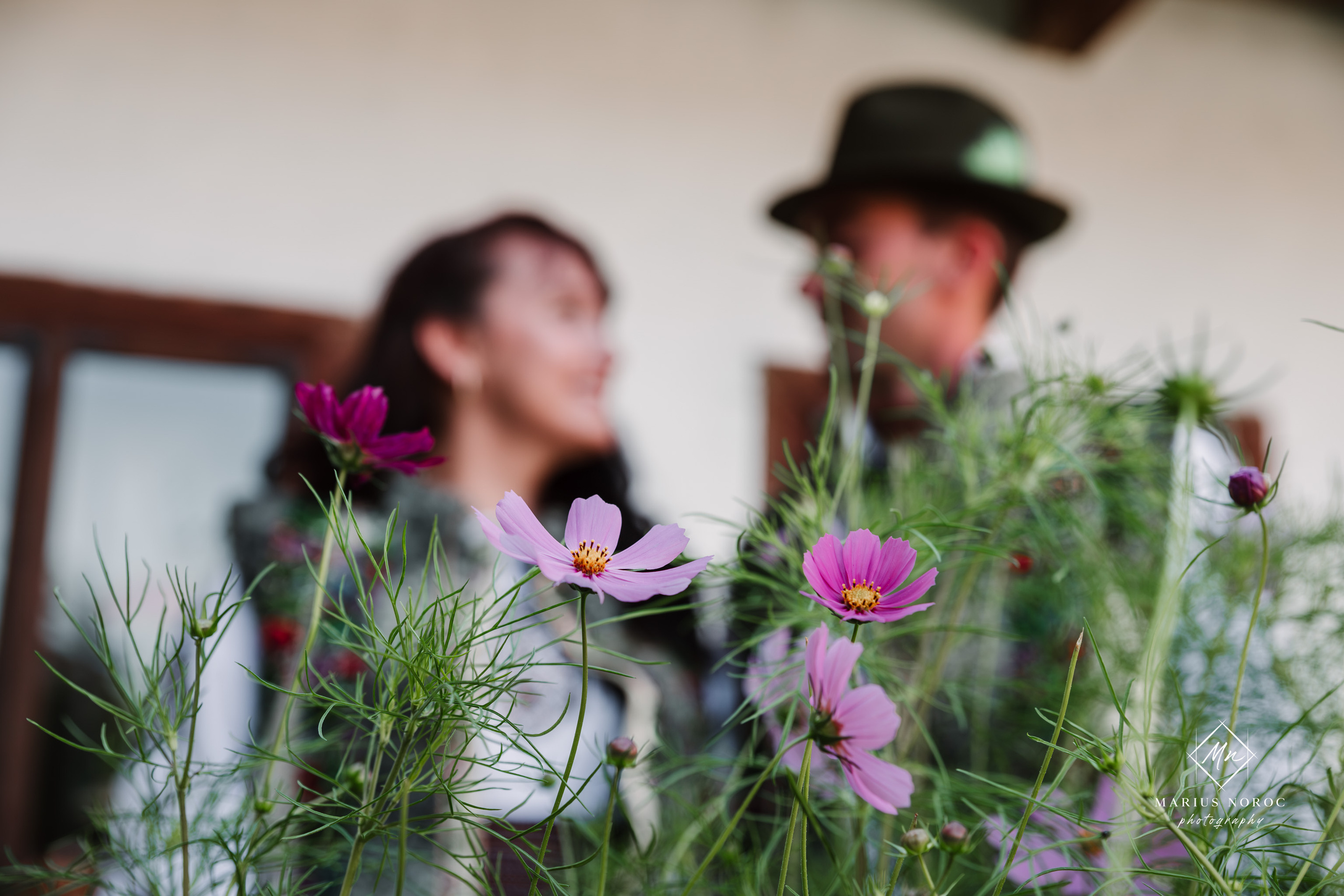 Sabina și Ionuț, îmbrăcați în costume populare bucovinene, au realizat o ședință foto "Save the Date" la Muzeul Satului Bucovinean din Suceava. Fotografii tradiționale și romantice, surprinse într-un peisaj autentic și istoric, evidențiind dragostea și frumusețea tradițiilor locale.