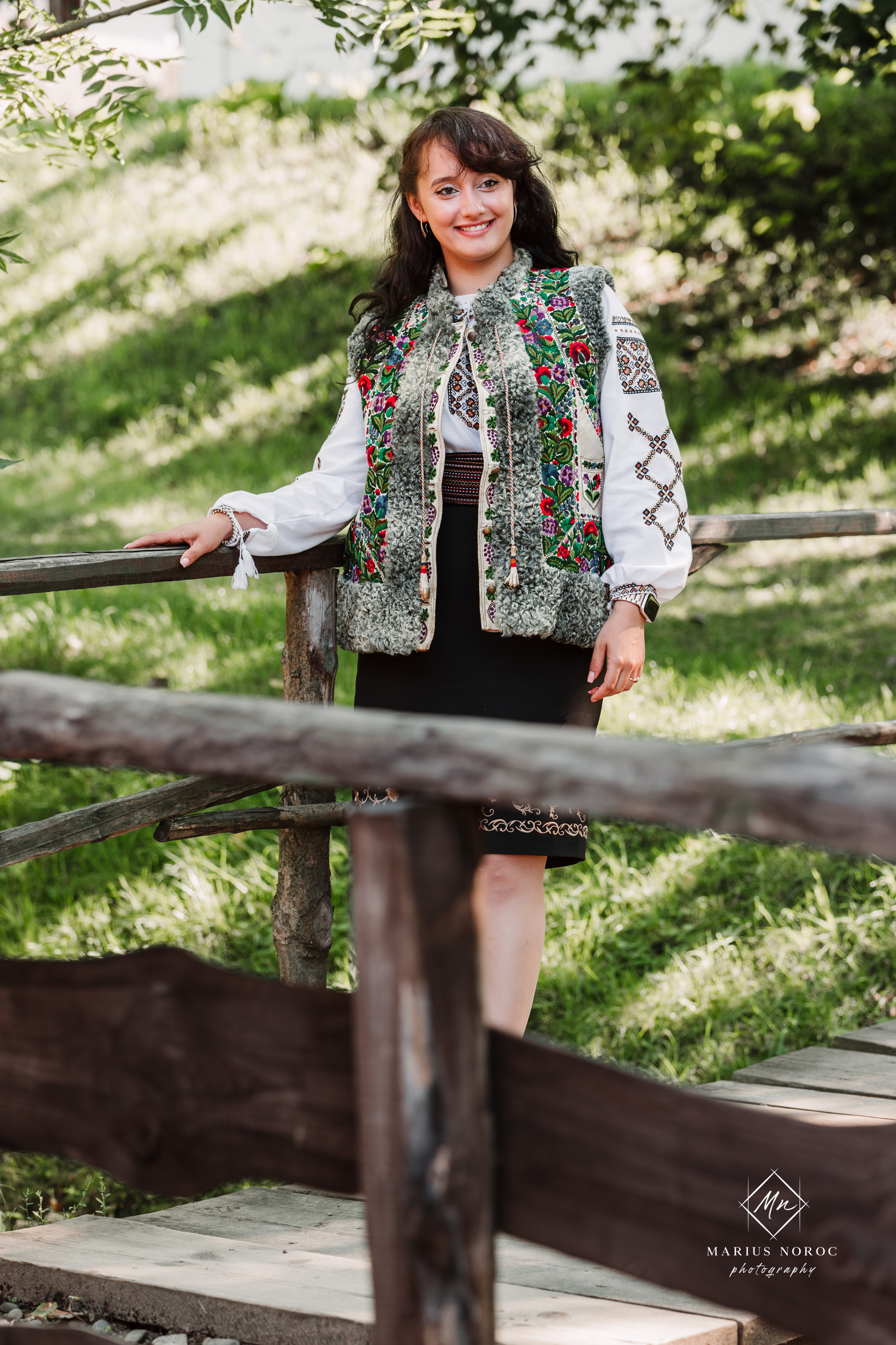 Sabina și Ionuț, îmbrăcați în costume populare bucovinene, au realizat o ședință foto "Save the Date" la Muzeul Satului Bucovinean din Suceava. Fotografii tradiționale și romantice, surprinse într-un peisaj autentic și istoric, evidențiind dragostea și frumusețea tradițiilor locale.