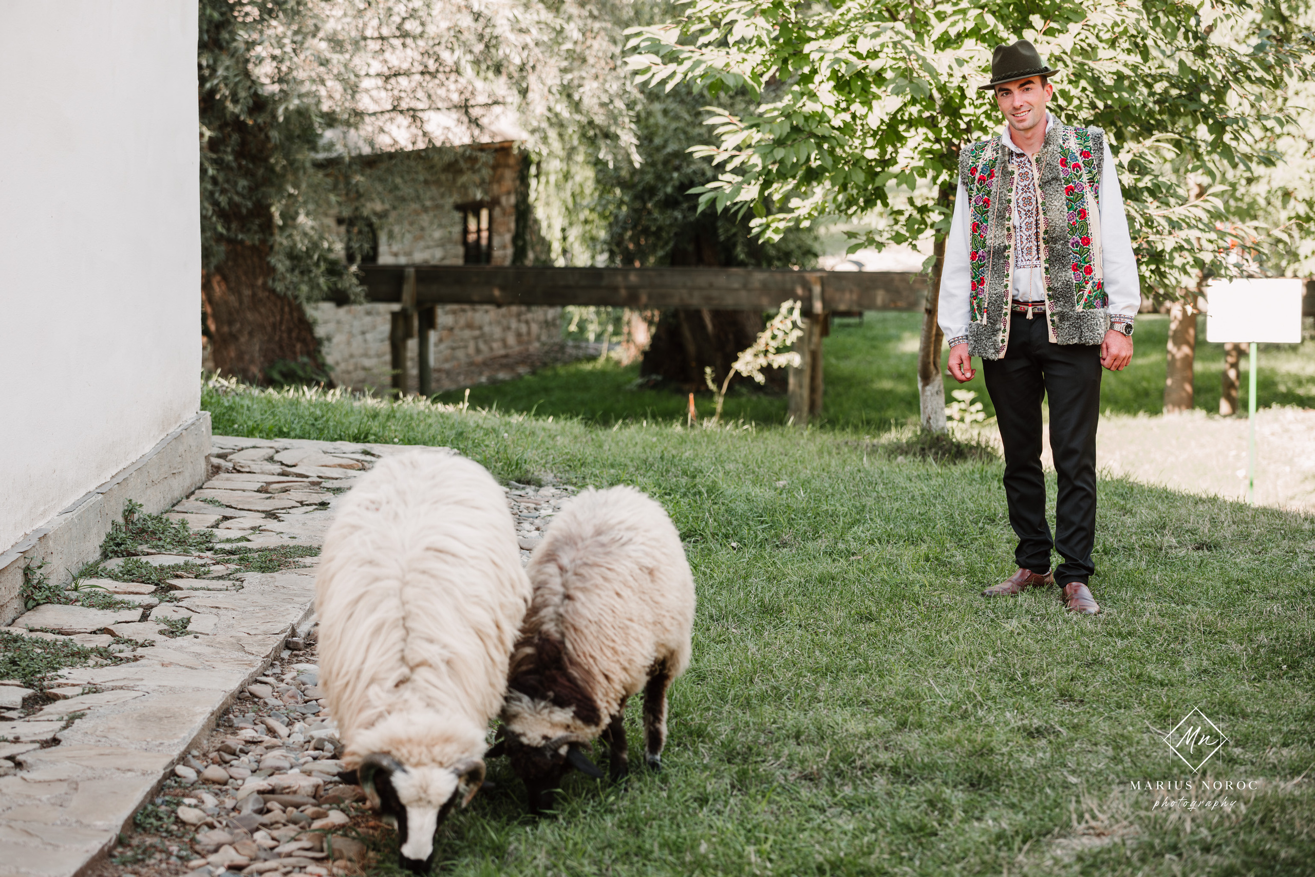 Sabina și Ionuț, îmbrăcați în costume populare bucovinene, au realizat o ședință foto "Save the Date" la Muzeul Satului Bucovinean din Suceava. Fotografii tradiționale și romantice, surprinse într-un peisaj autentic și istoric, evidențiind dragostea și frumusețea tradițiilor locale.