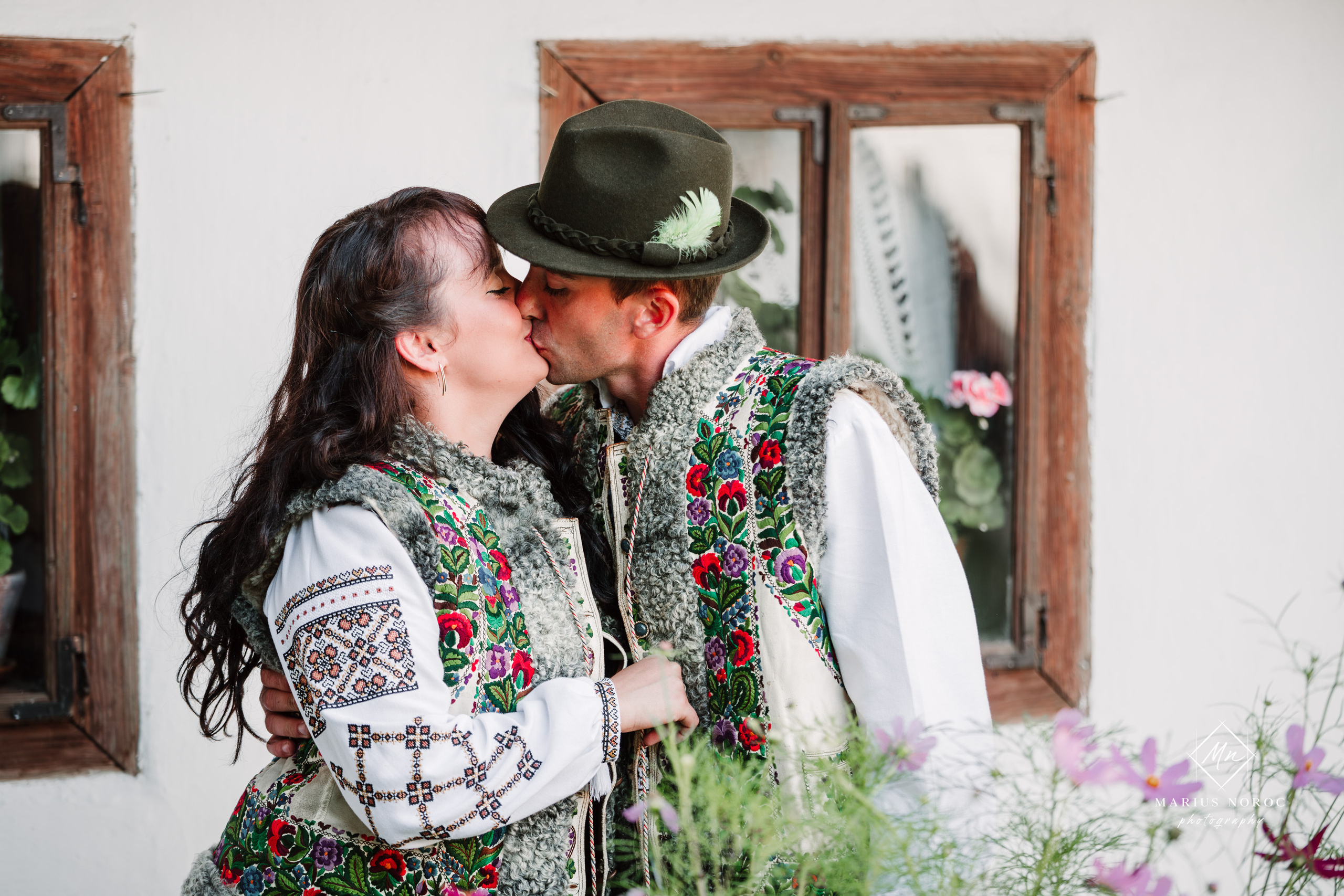 Sabina și Ionuț, îmbrăcați în costume populare bucovinene, au realizat o ședință foto "Save the Date" la Muzeul Satului Bucovinean din Suceava. Fotografii tradiționale și romantice, surprinse într-un peisaj autentic și istoric, evidențiind dragostea și frumusețea tradițiilor locale.