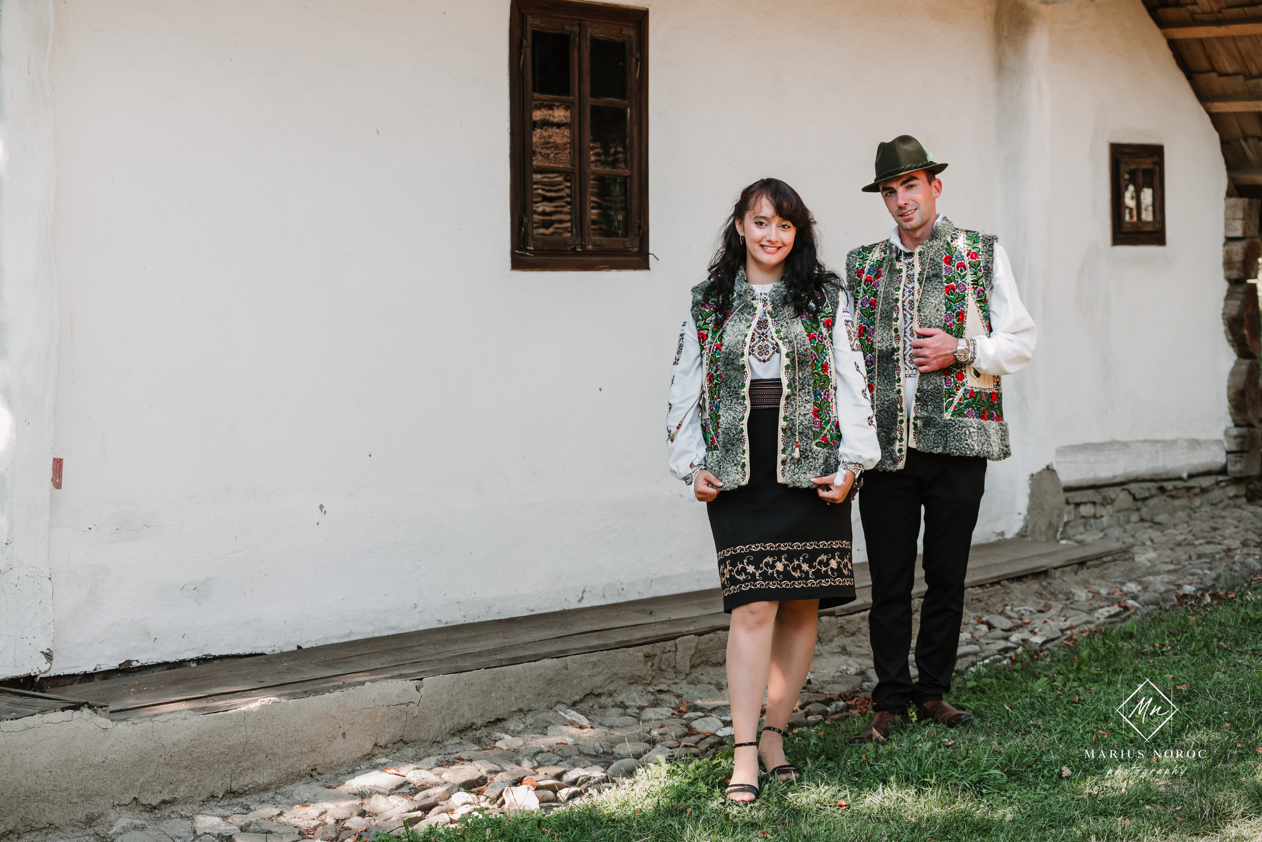 Sabina și Ionuț, îmbrăcați în costume populare bucovinene, au realizat o ședință foto "Save the Date" la Muzeul Satului Bucovinean din Suceava. Fotografii tradiționale și romantice, surprinse într-un peisaj autentic și istoric, evidențiind dragostea și frumusețea tradițiilor locale.