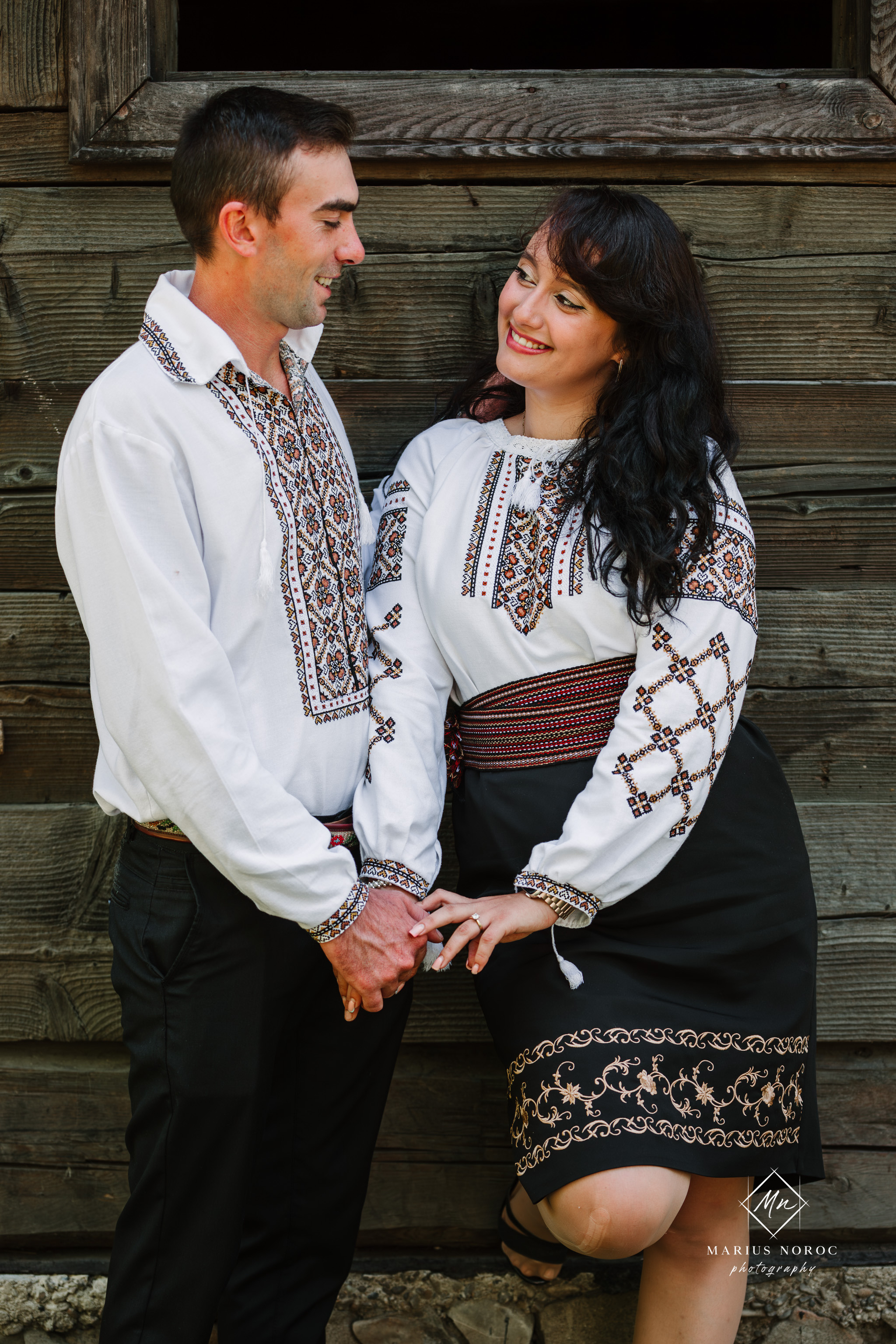 Sabina și Ionuț, îmbrăcați în costume populare bucovinene, au realizat o ședință foto "Save the Date" la Muzeul Satului Bucovinean din Suceava. Fotografii tradiționale și romantice, surprinse într-un peisaj autentic și istoric, evidențiind dragostea și frumusețea tradițiilor locale.