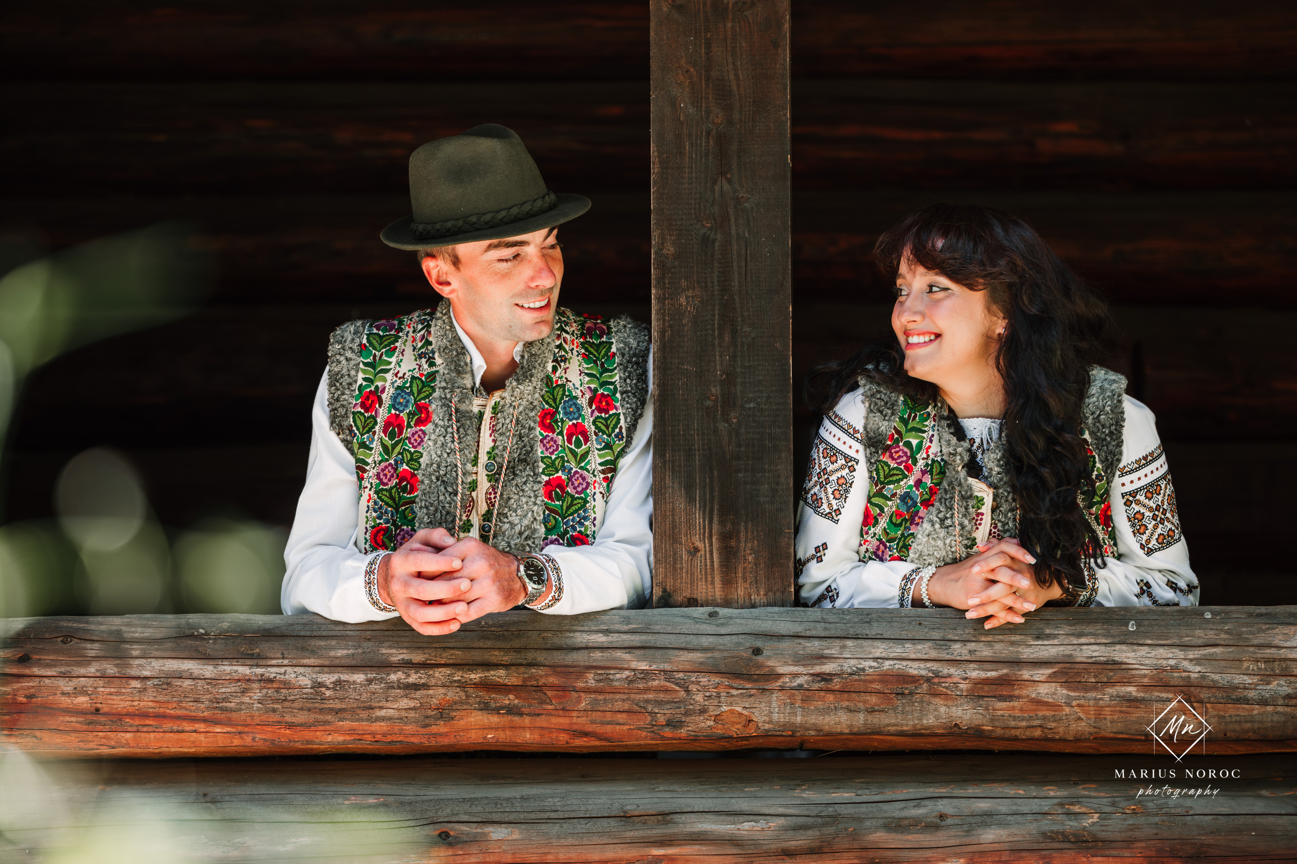 Sabina și Ionuț, îmbrăcați în costume populare bucovinene, au realizat o ședință foto "Save the Date" la Muzeul Satului Bucovinean din Suceava. Fotografii tradiționale și romantice, surprinse într-un peisaj autentic și istoric, evidențiind dragostea și frumusețea tradițiilor locale.
