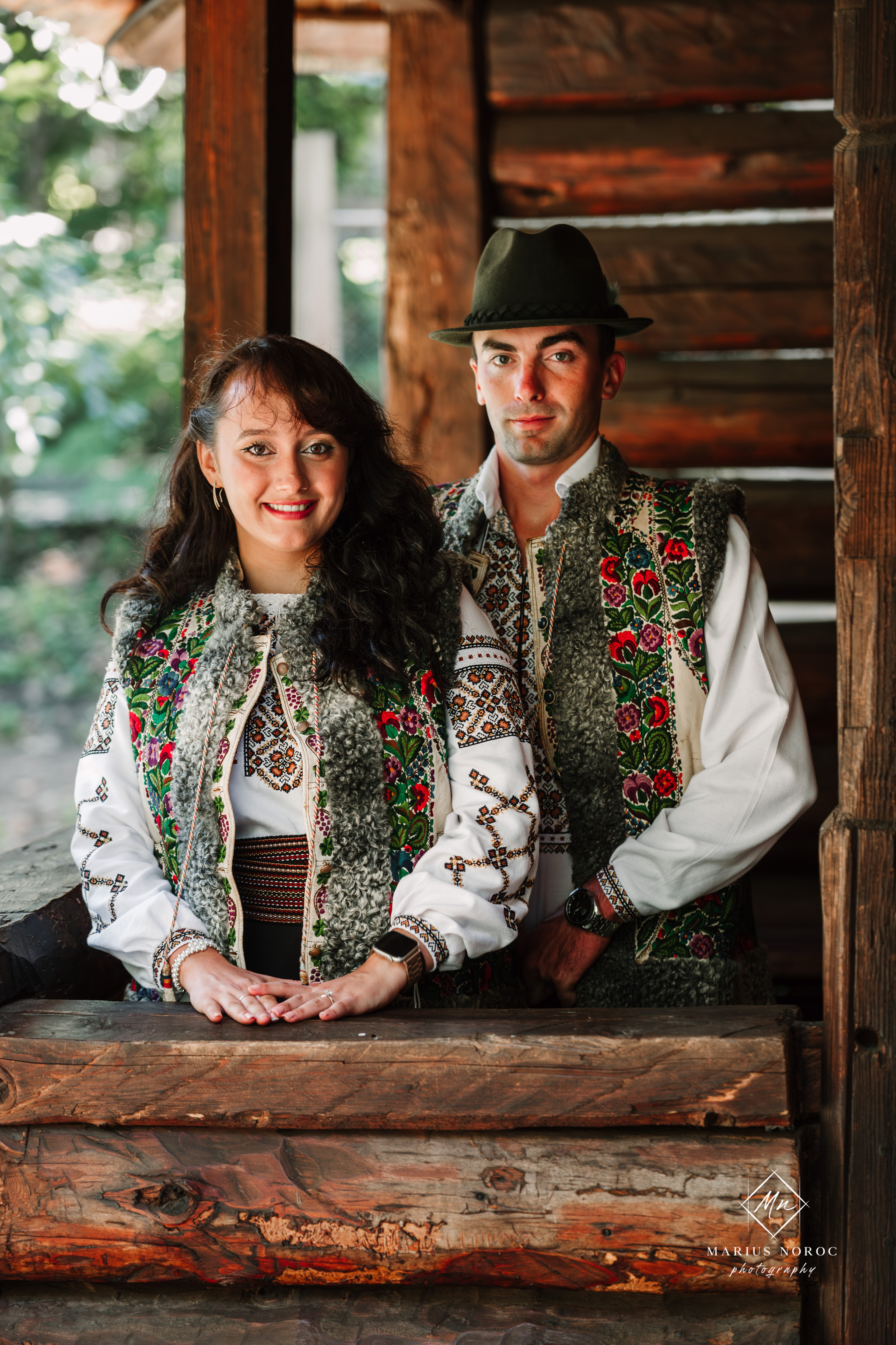 Sabina și Ionuț, îmbrăcați în costume populare bucovinene, au realizat o ședință foto "Save the Date" la Muzeul Satului Bucovinean din Suceava. Fotografii tradiționale și romantice, surprinse într-un peisaj autentic și istoric, evidențiind dragostea și frumusețea tradițiilor locale.