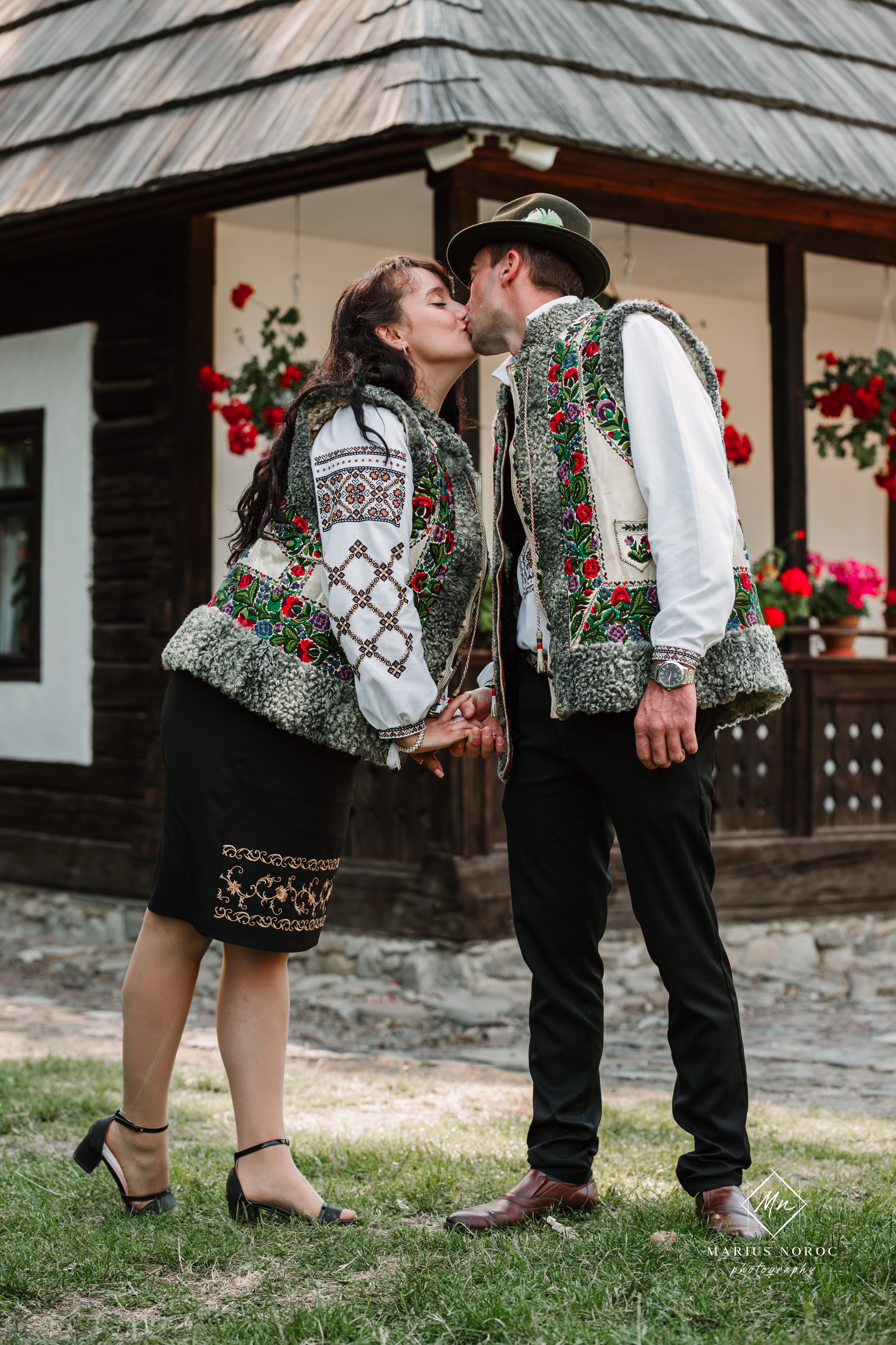 Sabina și Ionuț, îmbrăcați în costume populare bucovinene, au realizat o ședință foto "Save the Date" la Muzeul Satului Bucovinean din Suceava. Fotografii tradiționale și romantice, surprinse într-un peisaj autentic și istoric, evidențiind dragostea și frumusețea tradițiilor locale.