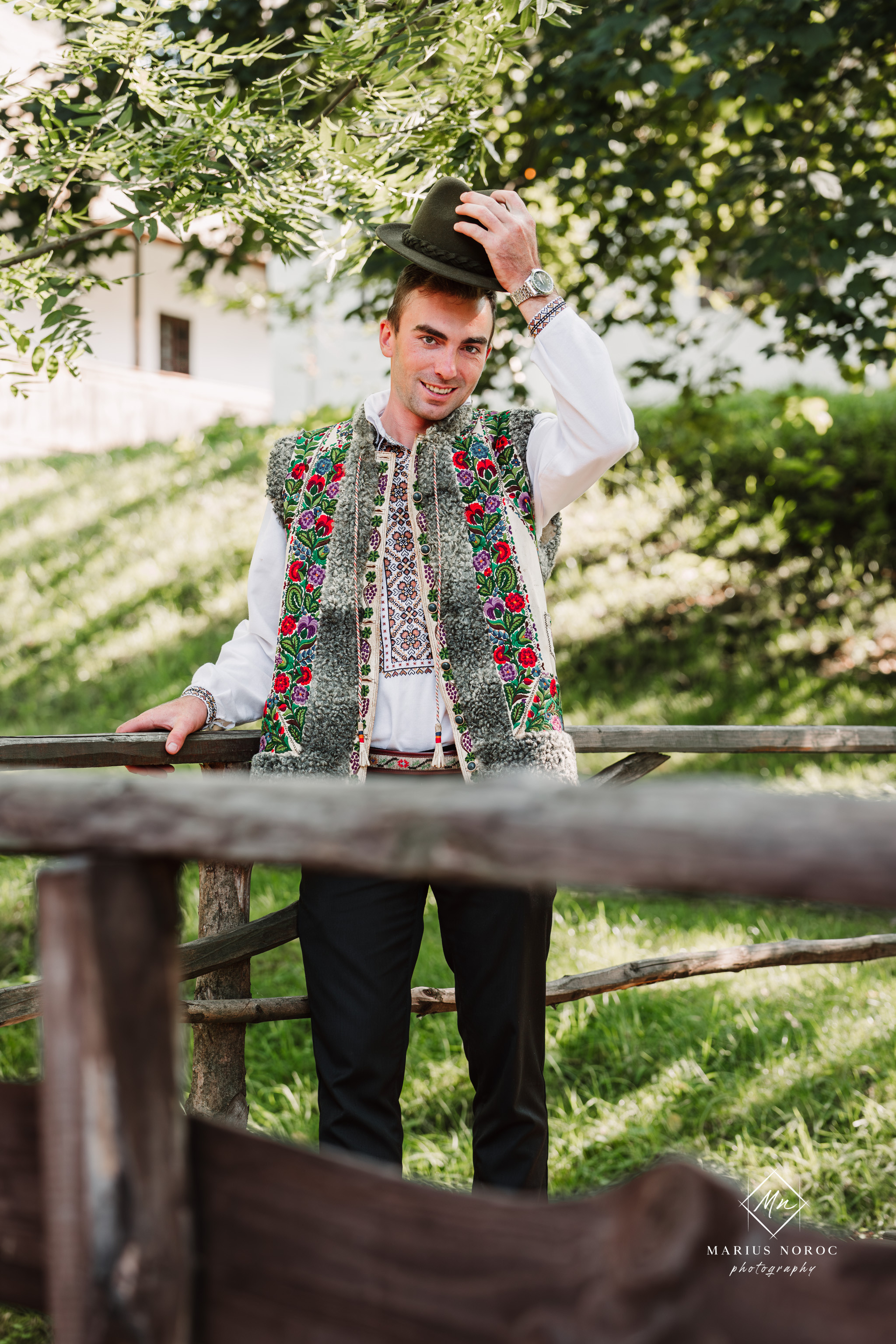 Sabina și Ionuț, îmbrăcați în costume populare bucovinene, au realizat o ședință foto "Save the Date" la Muzeul Satului Bucovinean din Suceava. Fotografii tradiționale și romantice, surprinse într-un peisaj autentic și istoric, evidențiind dragostea și frumusețea tradițiilor locale.