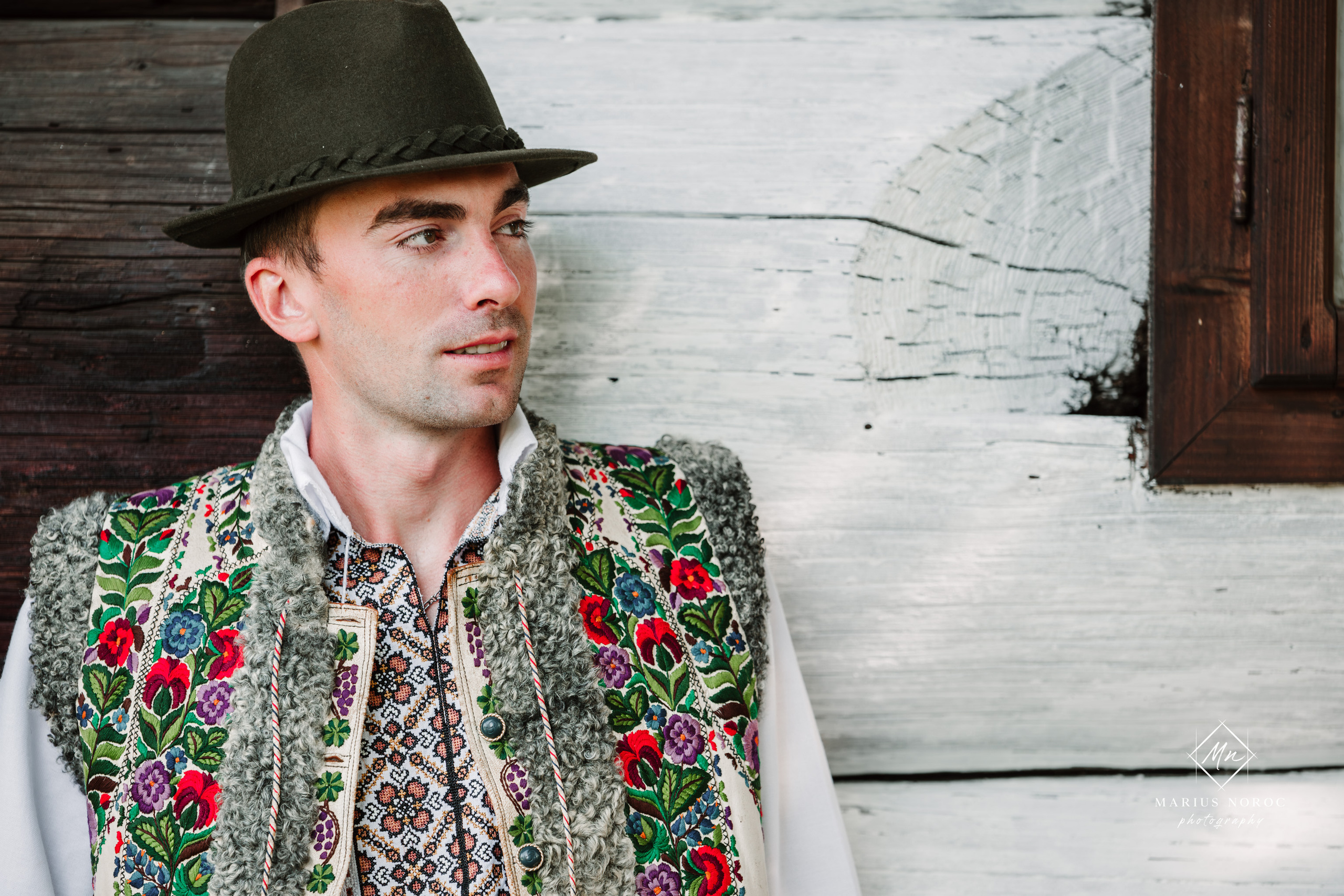 Sabina și Ionuț, îmbrăcați în costume populare bucovinene, au realizat o ședință foto "Save the Date" la Muzeul Satului Bucovinean din Suceava. Fotografii tradiționale și romantice, surprinse într-un peisaj autentic și istoric, evidențiind dragostea și frumusețea tradițiilor locale.