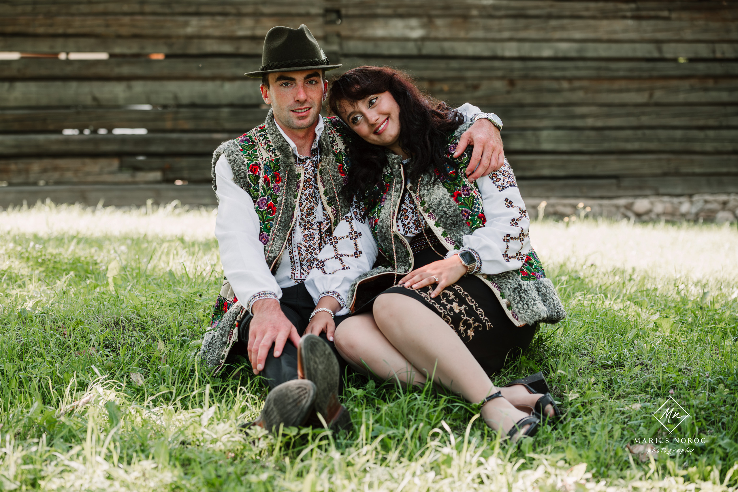 Sabina și Ionuț, îmbrăcați în costume populare bucovinene, au realizat o ședință foto "Save the Date" la Muzeul Satului Bucovinean din Suceava. Fotografii tradiționale și romantice, surprinse într-un peisaj autentic și istoric, evidențiind dragostea și frumusețea tradițiilor locale.