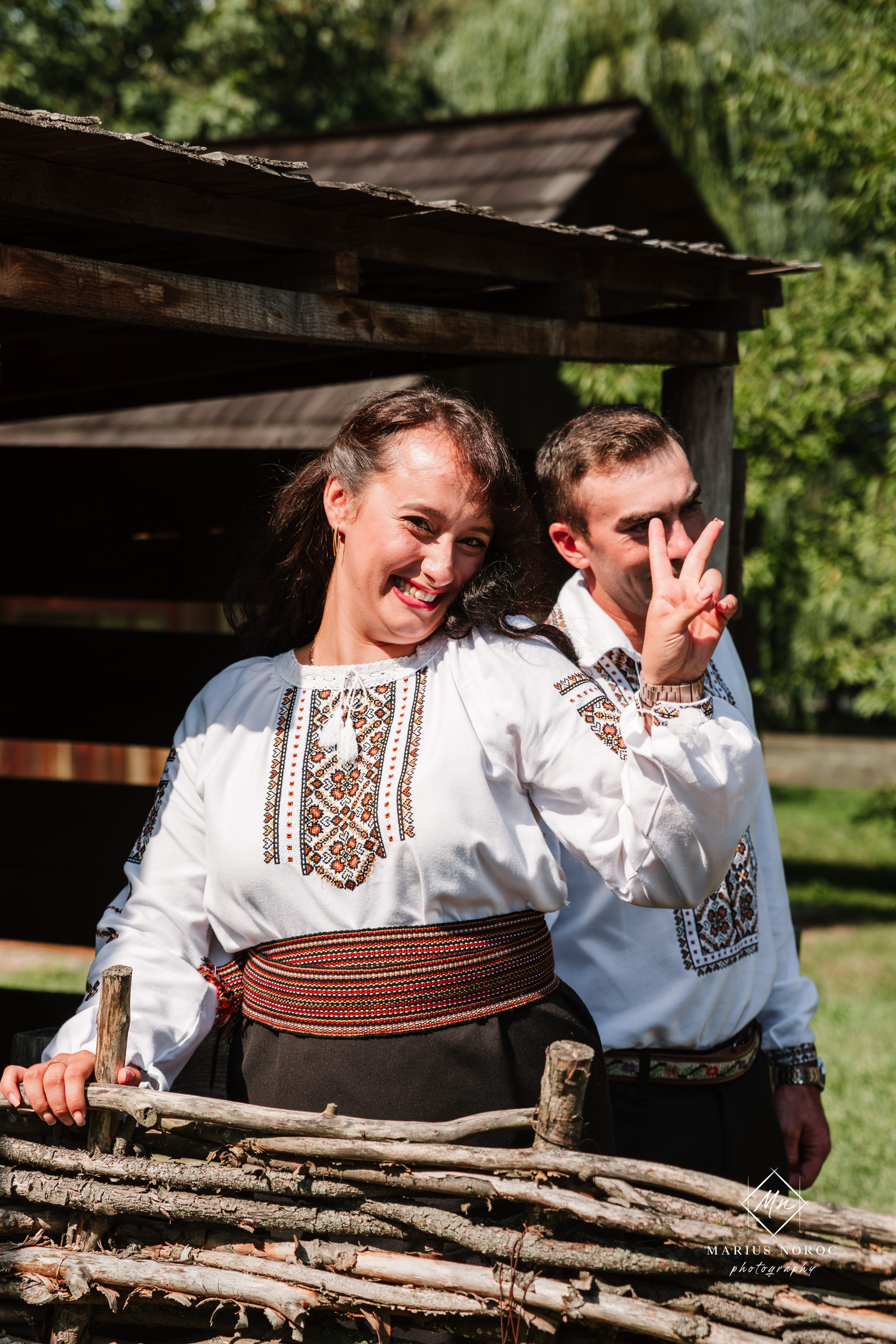 Sabina și Ionuț, îmbrăcați în costume populare bucovinene, au realizat o ședință foto "Save the Date" la Muzeul Satului Bucovinean din Suceava. Fotografii tradiționale și romantice, surprinse într-un peisaj autentic și istoric, evidențiind dragostea și frumusețea tradițiilor locale.