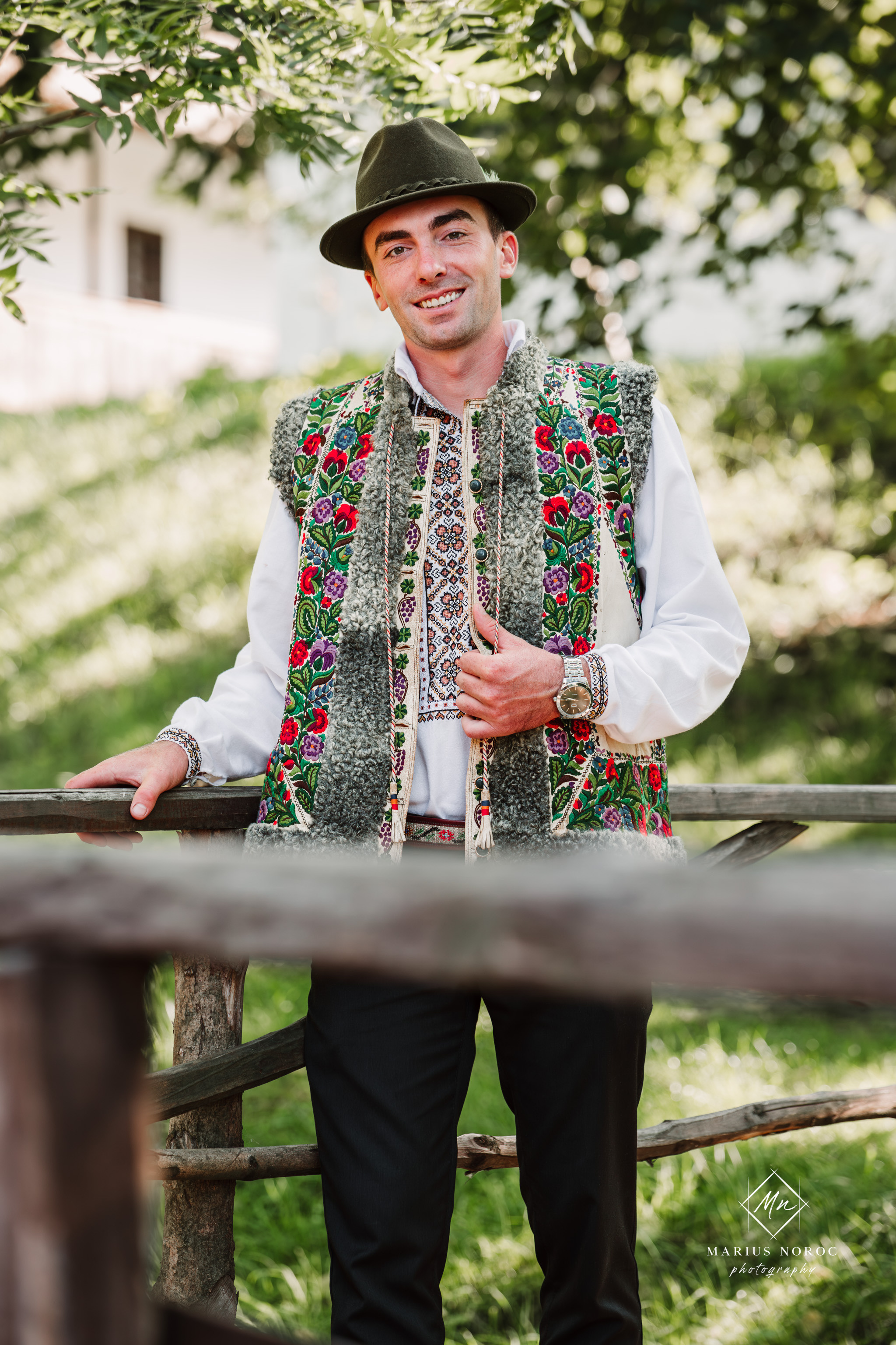 Sabina și Ionuț, îmbrăcați în costume populare bucovinene, au realizat o ședință foto "Save the Date" la Muzeul Satului Bucovinean din Suceava. Fotografii tradiționale și romantice, surprinse într-un peisaj autentic și istoric, evidențiind dragostea și frumusețea tradițiilor locale.