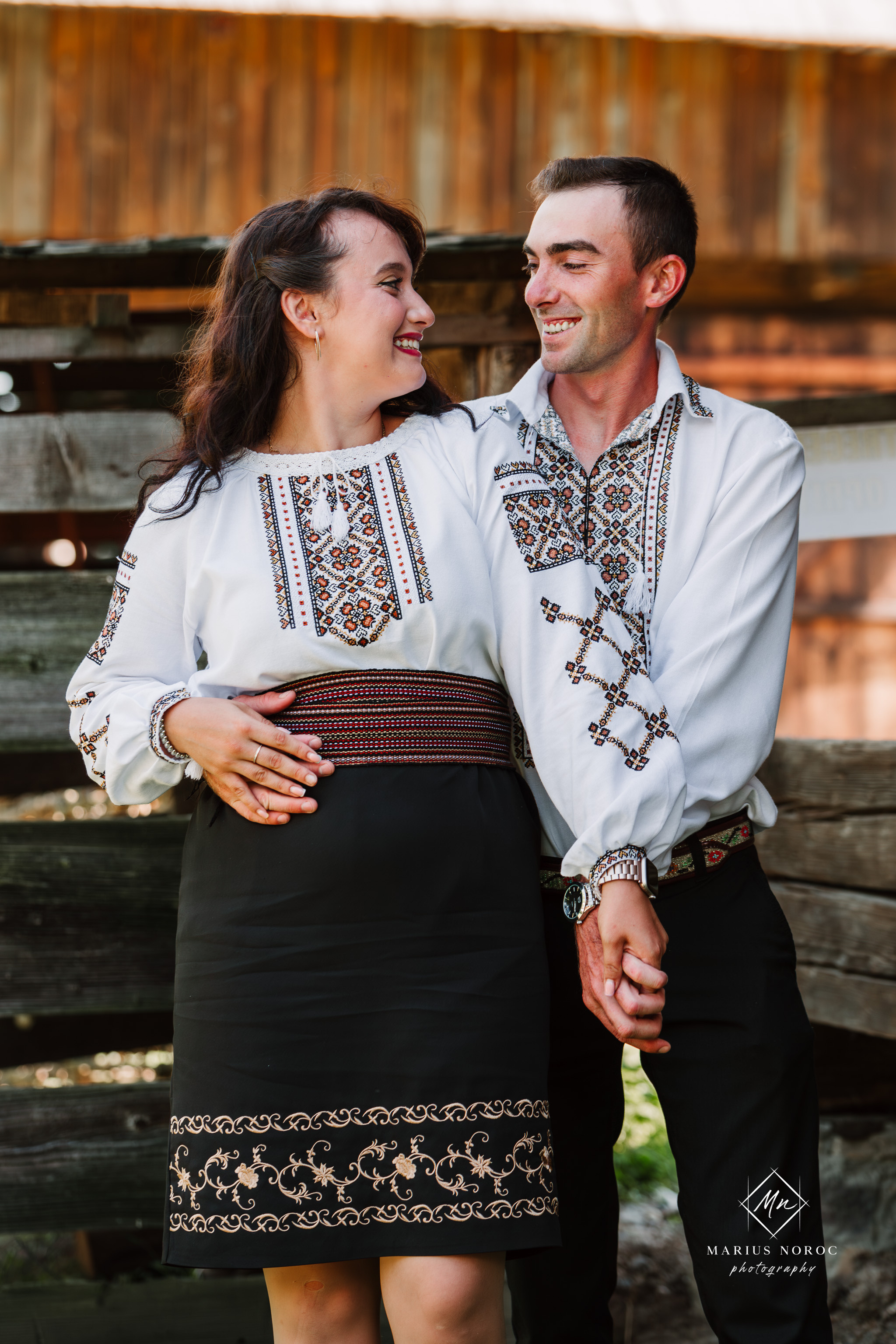 Sabina și Ionuț, îmbrăcați în costume populare bucovinene, au realizat o ședință foto "Save the Date" la Muzeul Satului Bucovinean din Suceava. Fotografii tradiționale și romantice, surprinse într-un peisaj autentic și istoric, evidențiind dragostea și frumusețea tradițiilor locale.