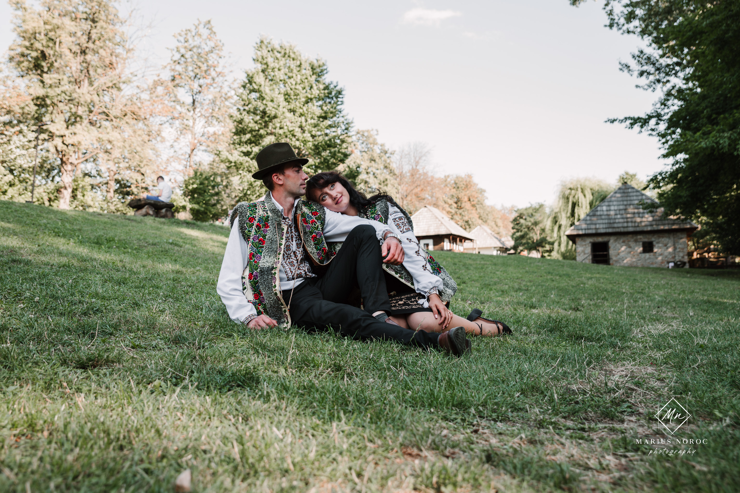 Sabina și Ionuț, îmbrăcați în costume populare bucovinene, au realizat o ședință foto "Save the Date" la Muzeul Satului Bucovinean din Suceava. Fotografii tradiționale și romantice, surprinse într-un peisaj autentic și istoric, evidențiind dragostea și frumusețea tradițiilor locale.