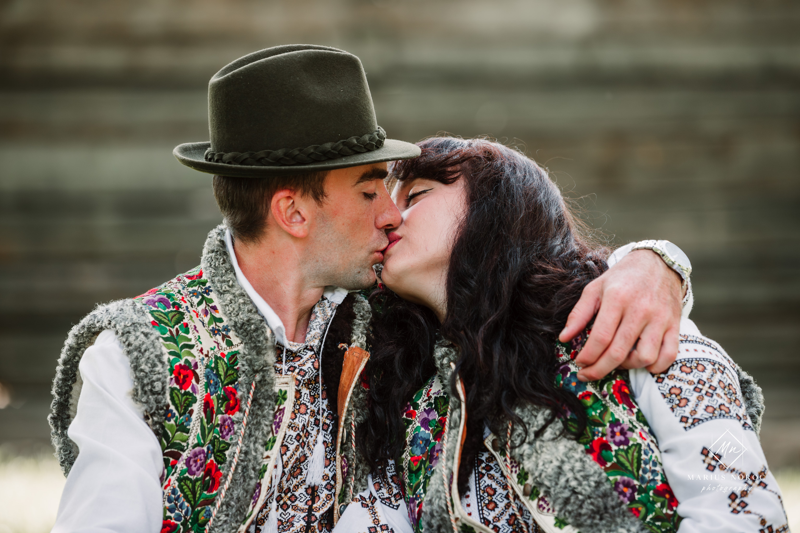 Sabina și Ionuț, îmbrăcați în costume populare bucovinene, au realizat o ședință foto "Save the Date" la Muzeul Satului Bucovinean din Suceava. Fotografii tradiționale și romantice, surprinse într-un peisaj autentic și istoric, evidențiind dragostea și frumusețea tradițiilor locale.