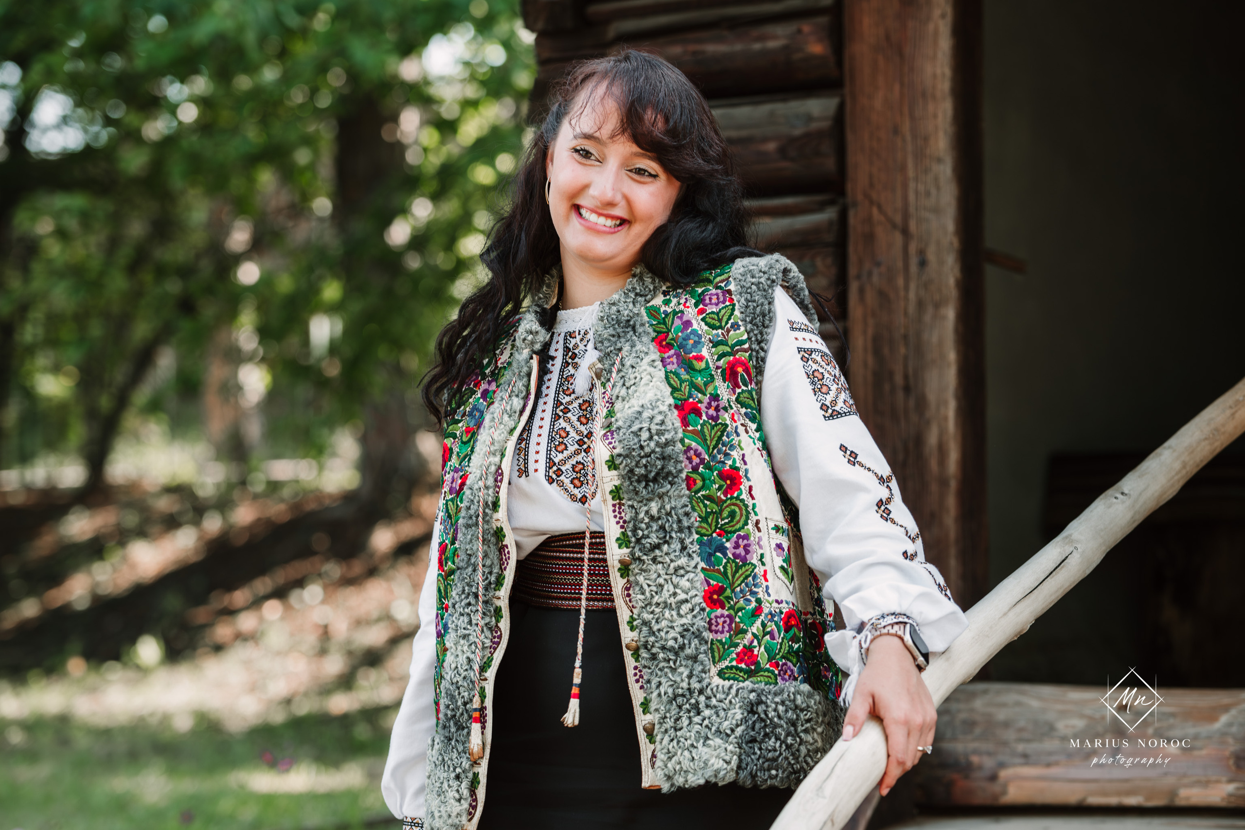 Sabina și Ionuț, îmbrăcați în costume populare bucovinene, au realizat o ședință foto "Save the Date" la Muzeul Satului Bucovinean din Suceava. Fotografii tradiționale și romantice, surprinse într-un peisaj autentic și istoric, evidențiind dragostea și frumusețea tradițiilor locale.