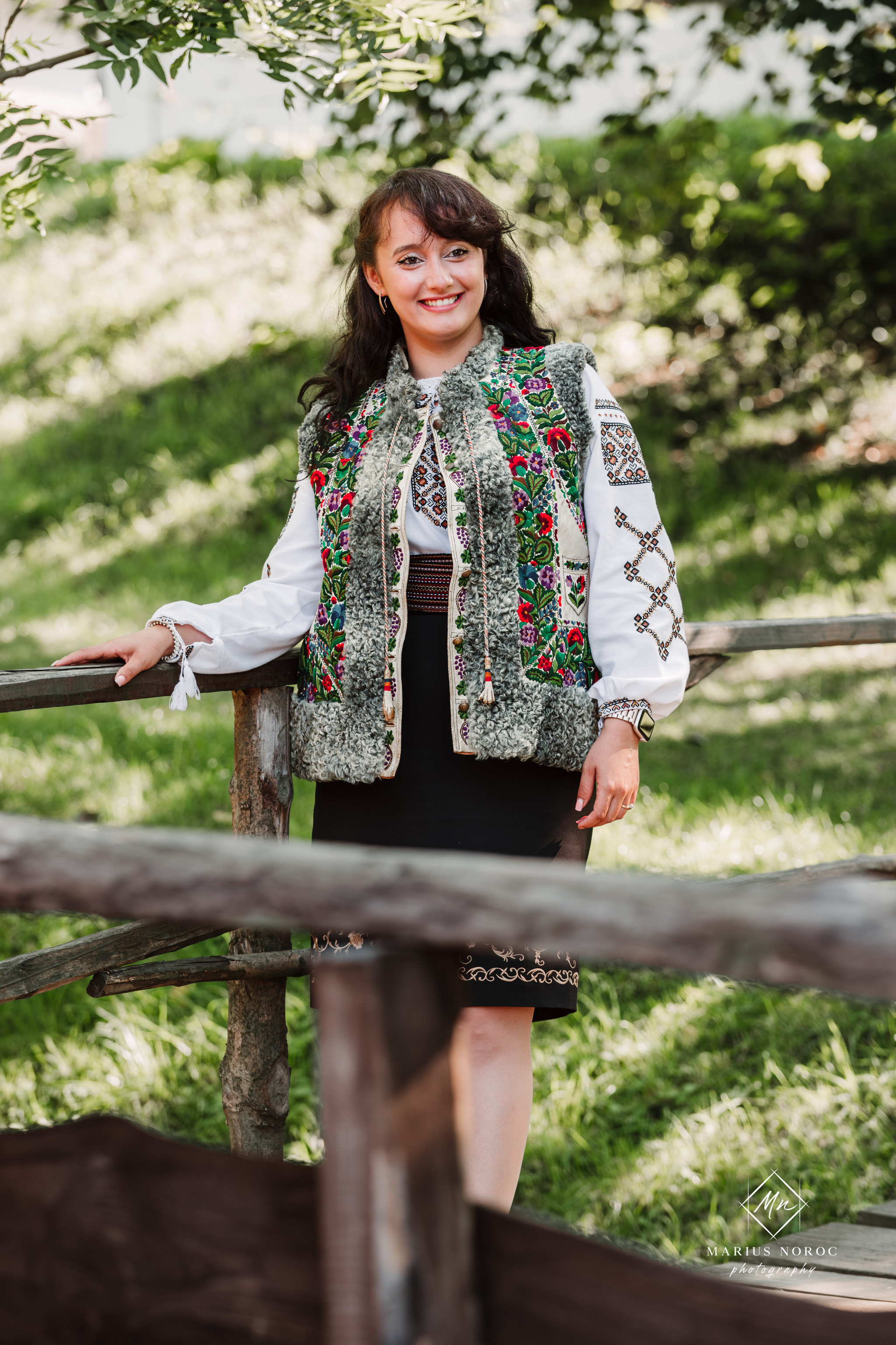 Sabina și Ionuț, îmbrăcați în costume populare bucovinene, au realizat o ședință foto "Save the Date" la Muzeul Satului Bucovinean din Suceava. Fotografii tradiționale și romantice, surprinse într-un peisaj autentic și istoric, evidențiind dragostea și frumusețea tradițiilor locale.