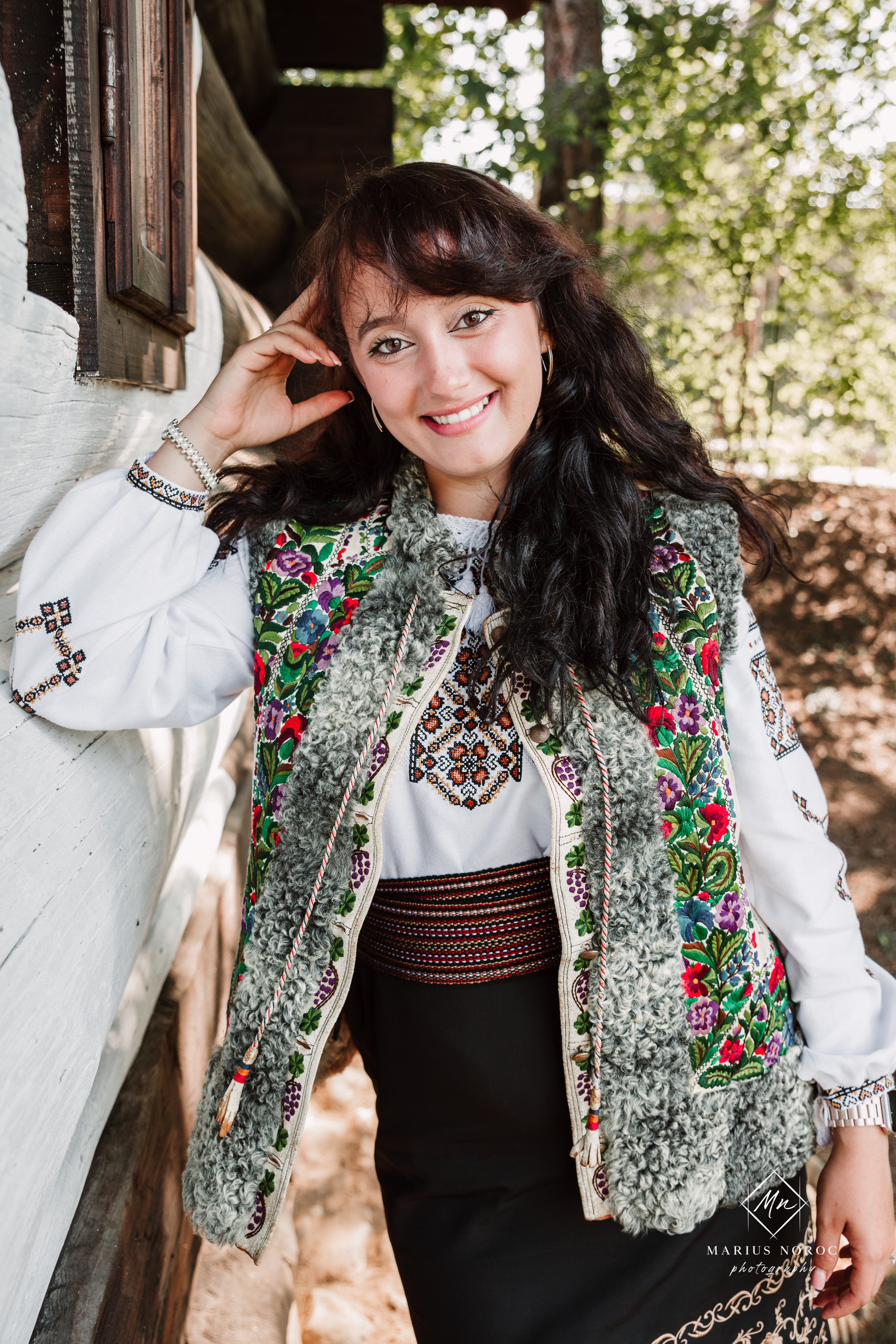 Sabina și Ionuț, îmbrăcați în costume populare bucovinene, au realizat o ședință foto "Save the Date" la Muzeul Satului Bucovinean din Suceava. Fotografii tradiționale și romantice, surprinse într-un peisaj autentic și istoric, evidențiind dragostea și frumusețea tradițiilor locale.