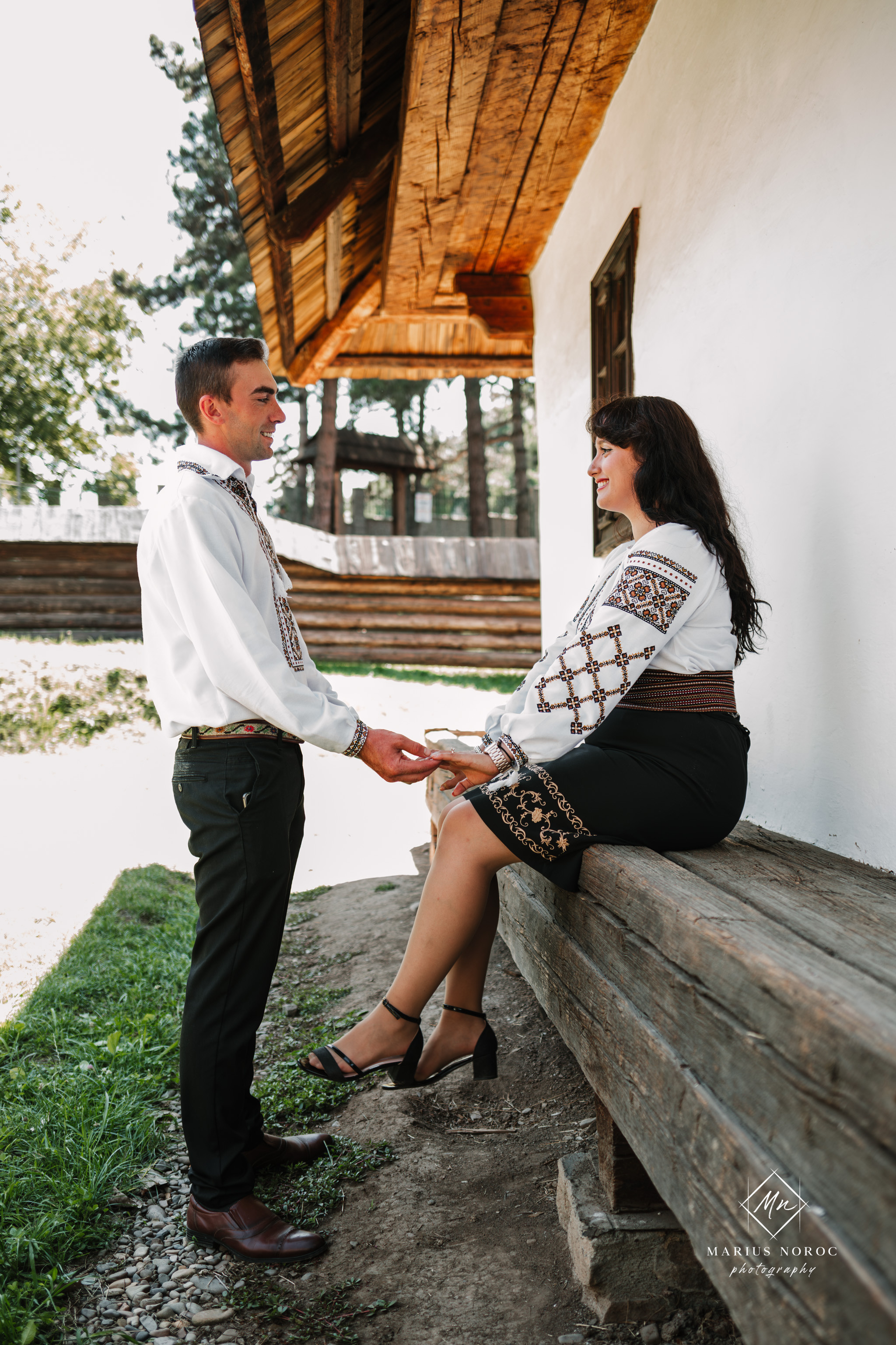 Sabina și Ionuț, îmbrăcați în costume populare bucovinene, au realizat o ședință foto "Save the Date" la Muzeul Satului Bucovinean din Suceava. Fotografii tradiționale și romantice, surprinse într-un peisaj autentic și istoric, evidențiind dragostea și frumusețea tradițiilor locale.