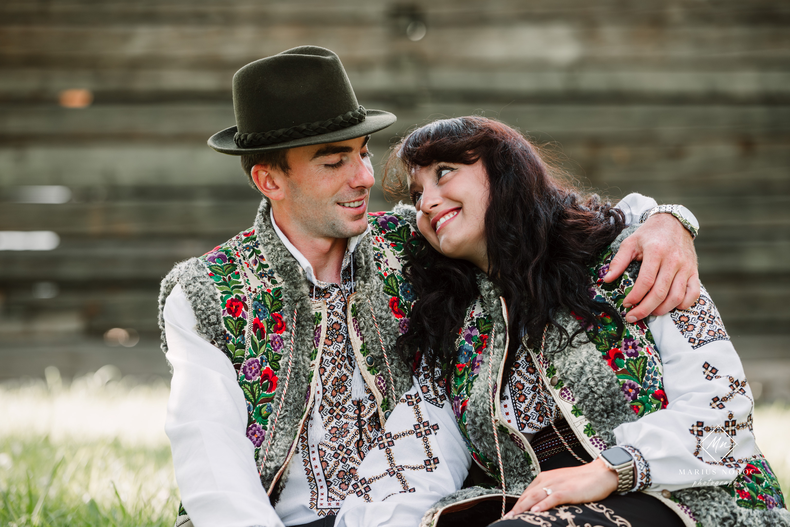 Sabina și Ionuț, îmbrăcați în costume populare bucovinene, au realizat o ședință foto "Save the Date" la Muzeul Satului Bucovinean din Suceava. Fotografii tradiționale și romantice, surprinse într-un peisaj autentic și istoric, evidențiind dragostea și frumusețea tradițiilor locale.
