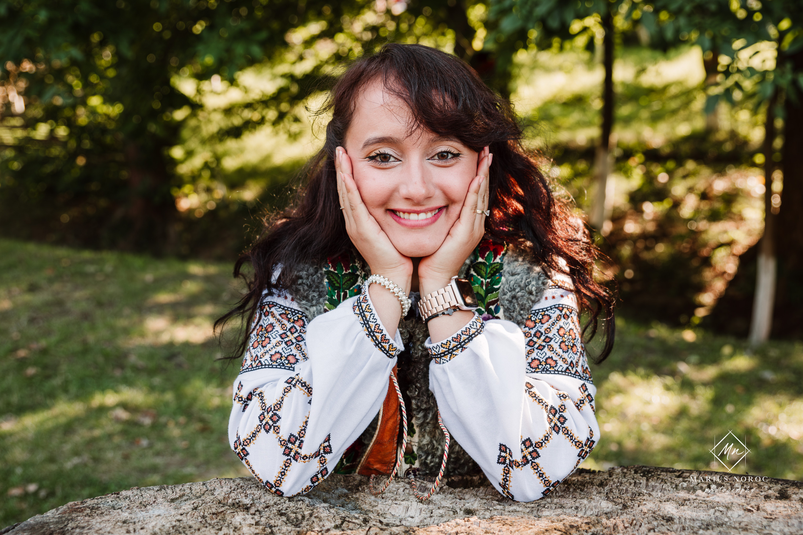 Sabina și Ionuț, îmbrăcați în costume populare bucovinene, au realizat o ședință foto "Save the Date" la Muzeul Satului Bucovinean din Suceava. Fotografii tradiționale și romantice, surprinse într-un peisaj autentic și istoric, evidențiind dragostea și frumusețea tradițiilor locale.