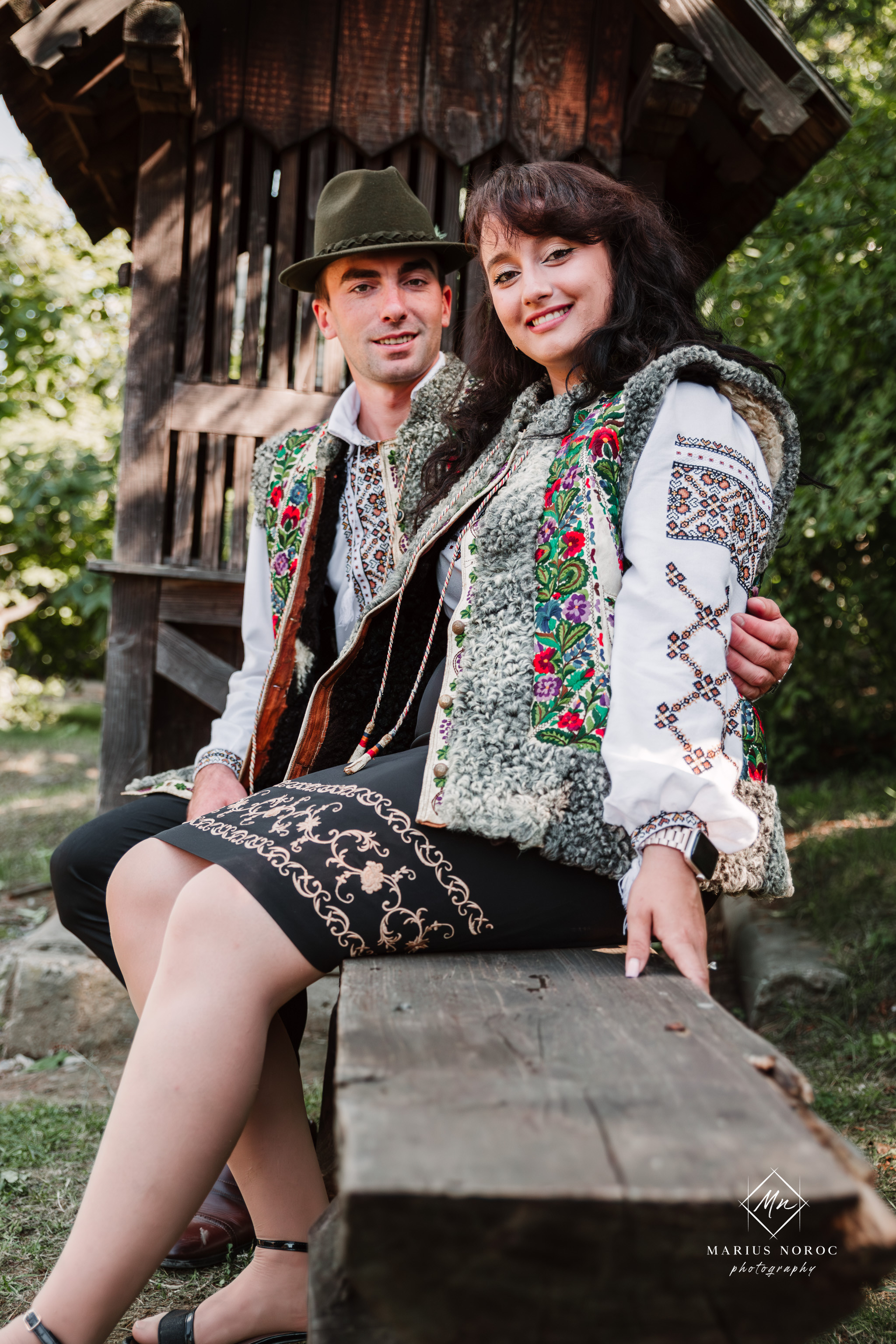 Sabina și Ionuț, îmbrăcați în costume populare bucovinene, au realizat o ședință foto "Save the Date" la Muzeul Satului Bucovinean din Suceava. Fotografii tradiționale și romantice, surprinse într-un peisaj autentic și istoric, evidențiind dragostea și frumusețea tradițiilor locale.