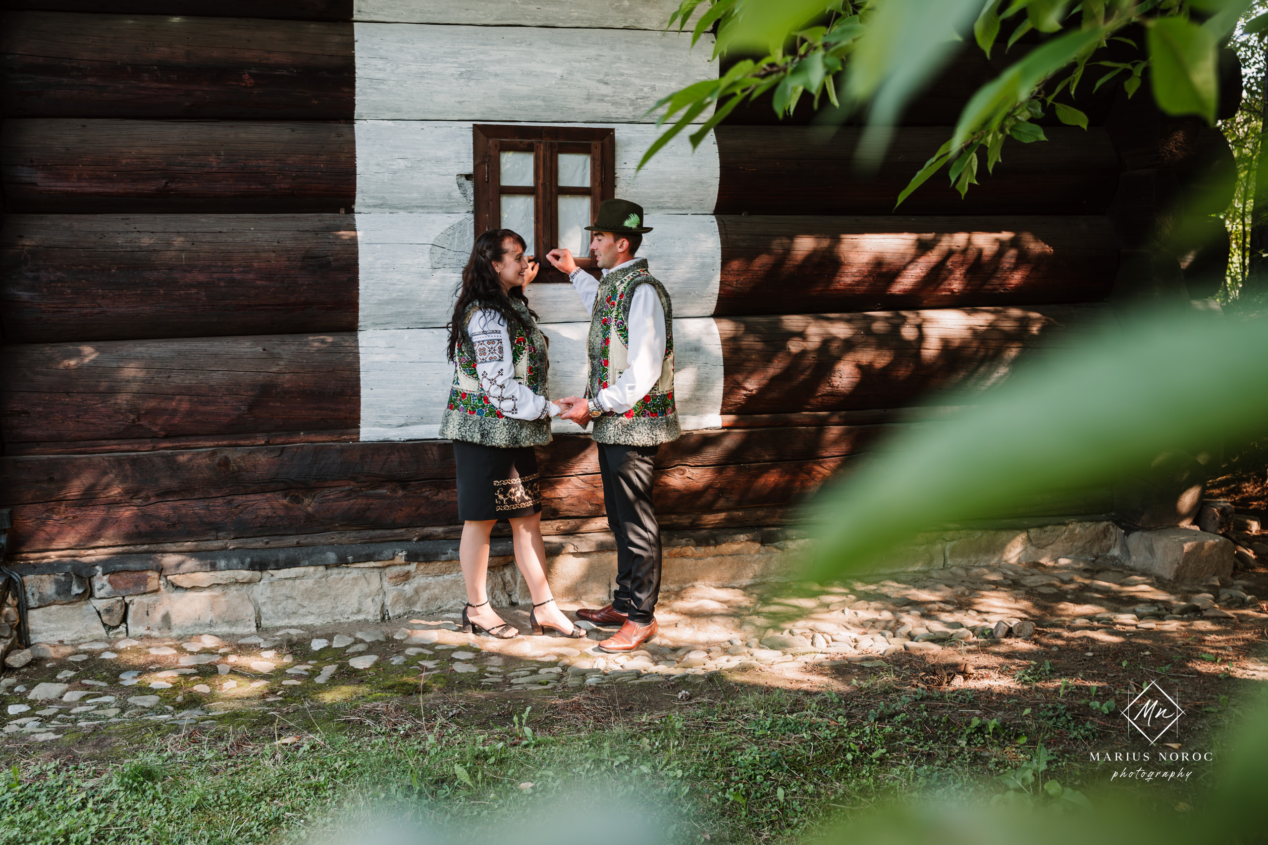 Sabina și Ionuț, îmbrăcați în costume populare bucovinene, au realizat o ședință foto "Save the Date" la Muzeul Satului Bucovinean din Suceava. Fotografii tradiționale și romantice, surprinse într-un peisaj autentic și istoric, evidențiind dragostea și frumusețea tradițiilor locale.