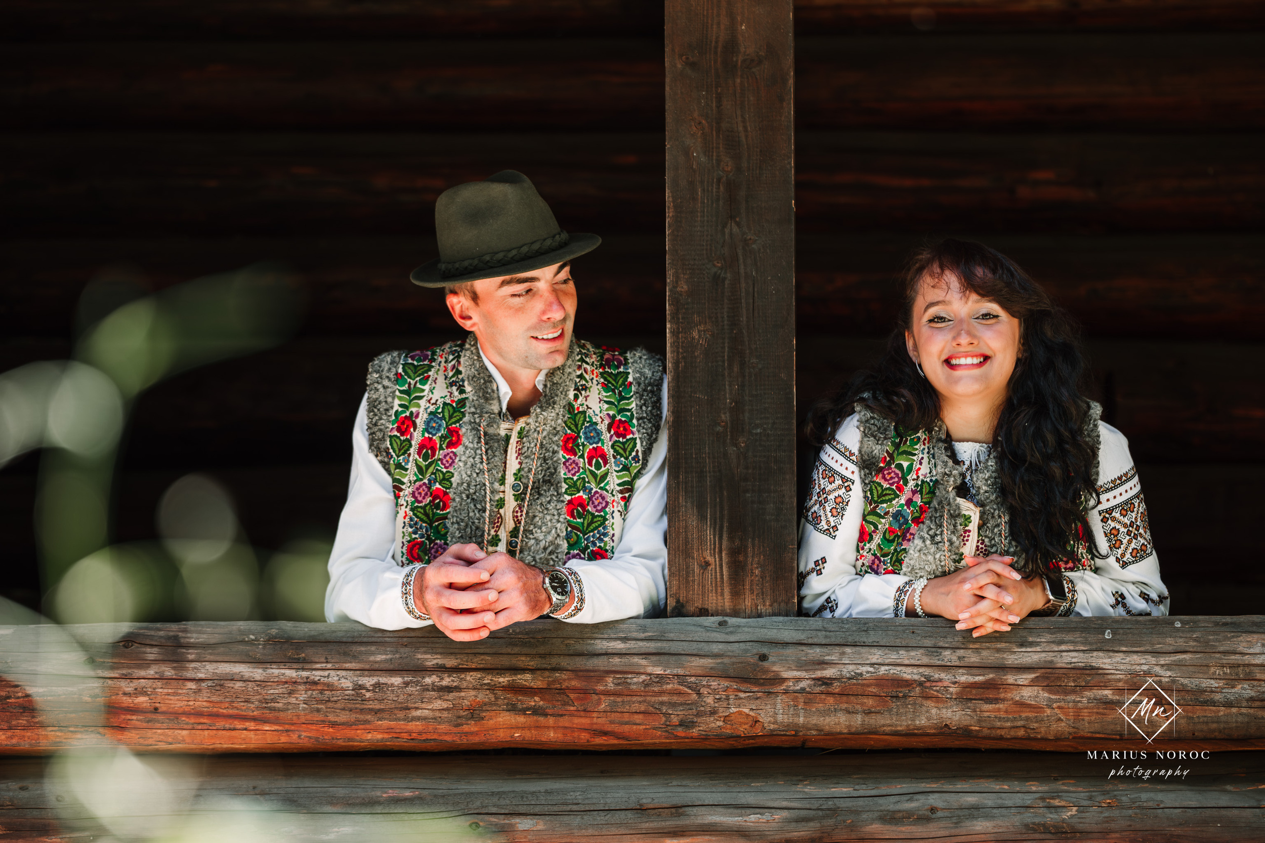 Sabina și Ionuț, îmbrăcați în costume populare bucovinene, au realizat o ședință foto "Save the Date" la Muzeul Satului Bucovinean din Suceava. Fotografii tradiționale și romantice, surprinse într-un peisaj autentic și istoric, evidențiind dragostea și frumusețea tradițiilor locale.