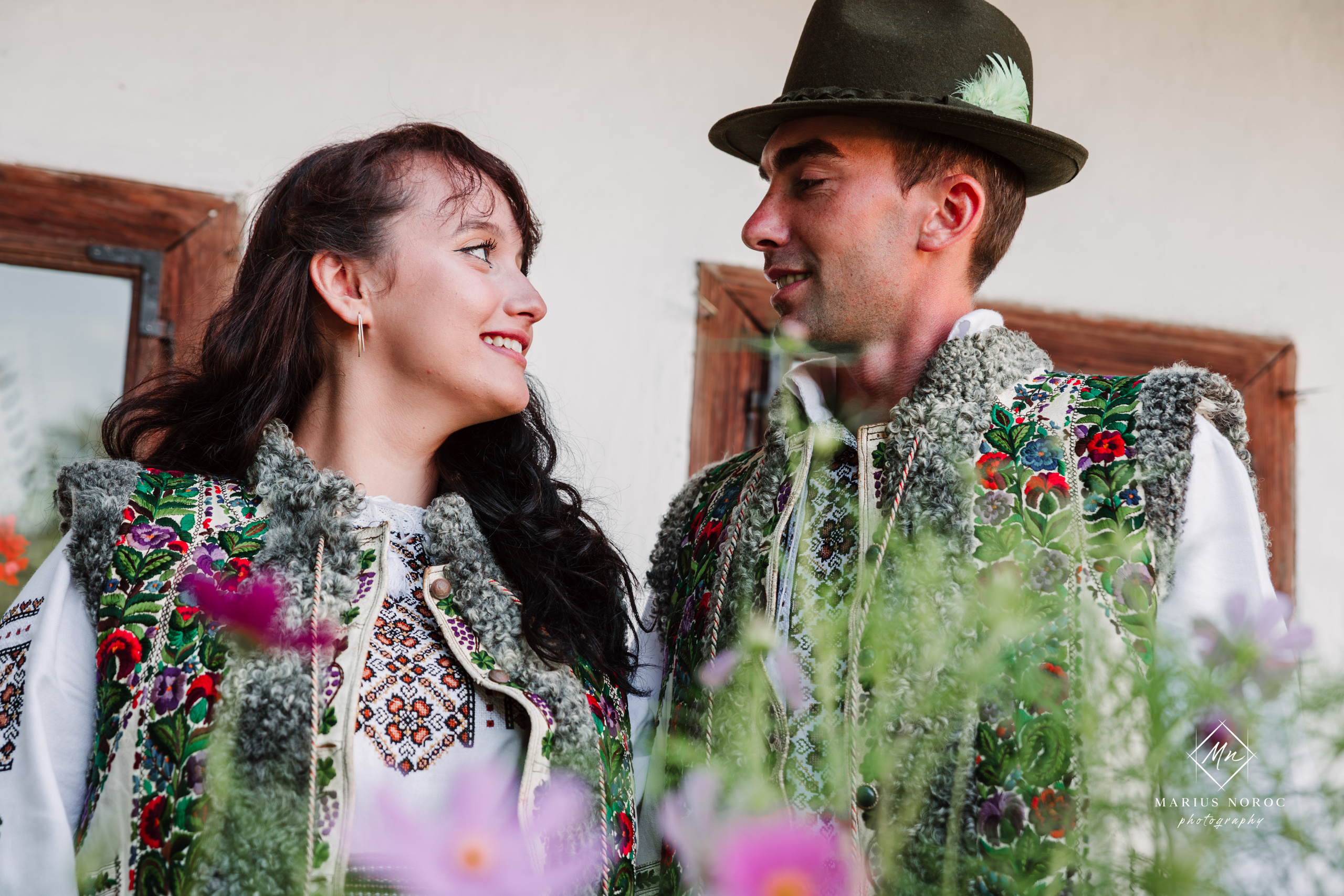 Sabina și Ionuț, îmbrăcați în costume populare bucovinene, au realizat o ședință foto "Save the Date" la Muzeul Satului Bucovinean din Suceava. Fotografii tradiționale și romantice, surprinse într-un peisaj autentic și istoric, evidențiind dragostea și frumusețea tradițiilor locale.