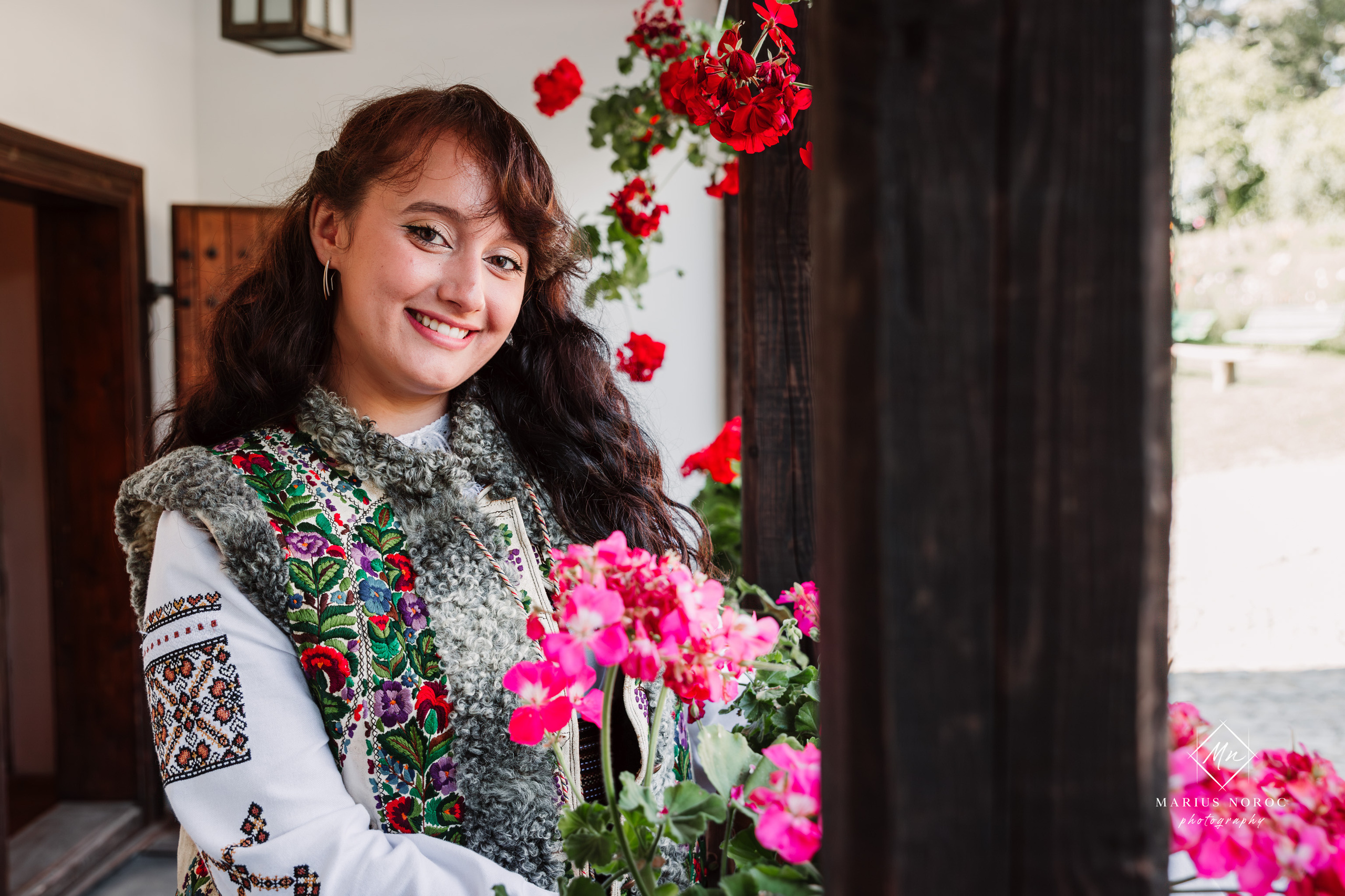 Sabina și Ionuț, îmbrăcați în costume populare bucovinene, au realizat o ședință foto "Save the Date" la Muzeul Satului Bucovinean din Suceava. Fotografii tradiționale și romantice, surprinse într-un peisaj autentic și istoric, evidențiind dragostea și frumusețea tradițiilor locale.