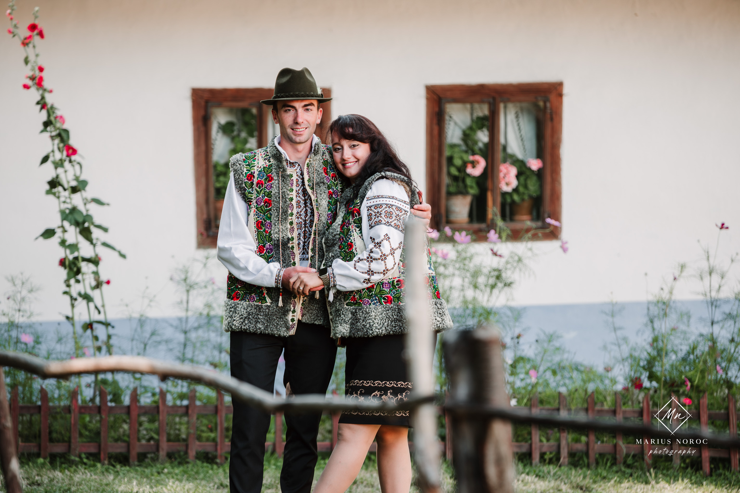 Sabina și Ionuț, îmbrăcați în costume populare bucovinene, au realizat o ședință foto "Save the Date" la Muzeul Satului Bucovinean din Suceava. Fotografii tradiționale și romantice, surprinse într-un peisaj autentic și istoric, evidențiind dragostea și frumusețea tradițiilor locale.