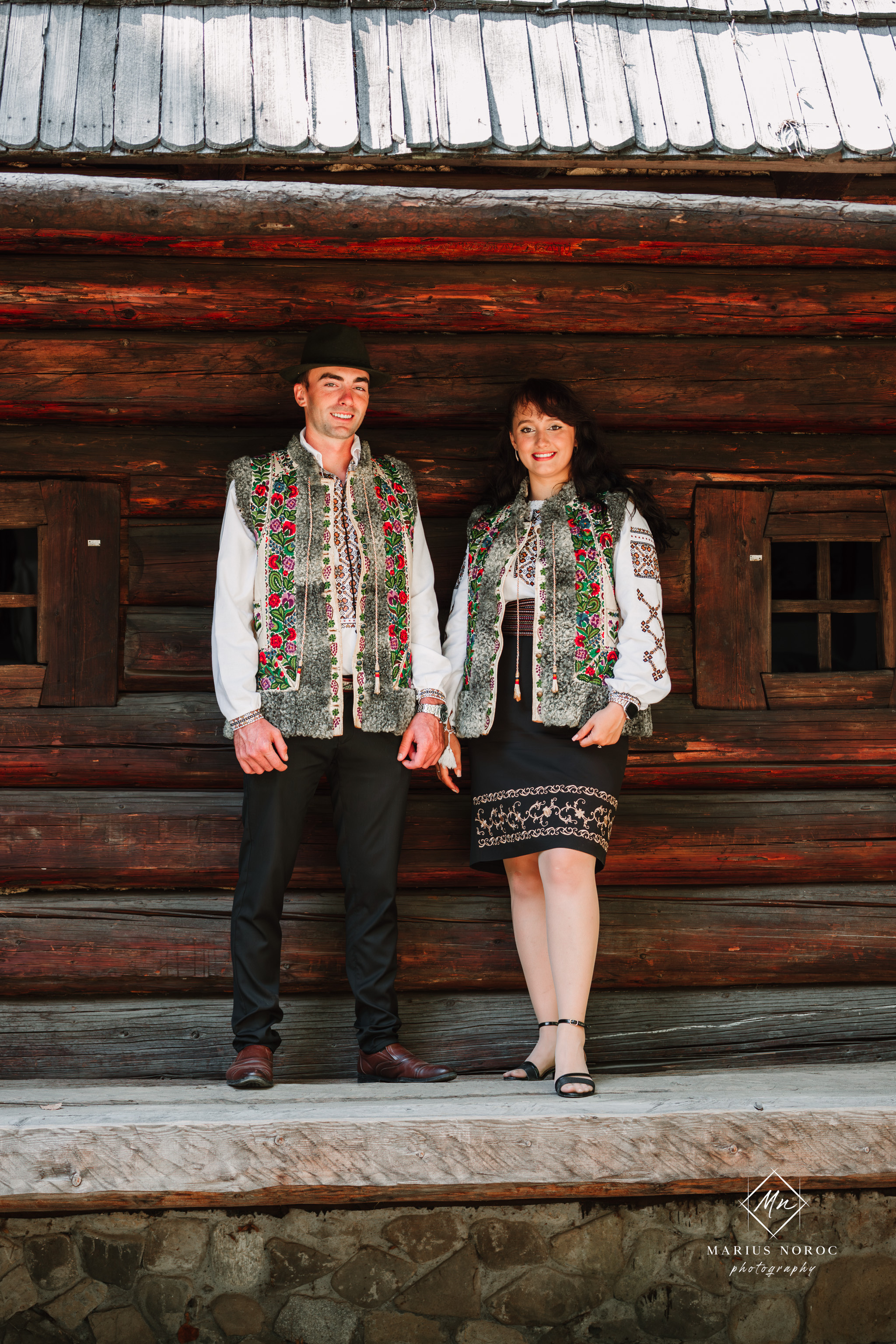 Sabina și Ionuț, îmbrăcați în costume populare bucovinene, au realizat o ședință foto "Save the Date" la Muzeul Satului Bucovinean din Suceava. Fotografii tradiționale și romantice, surprinse într-un peisaj autentic și istoric, evidențiind dragostea și frumusețea tradițiilor locale.