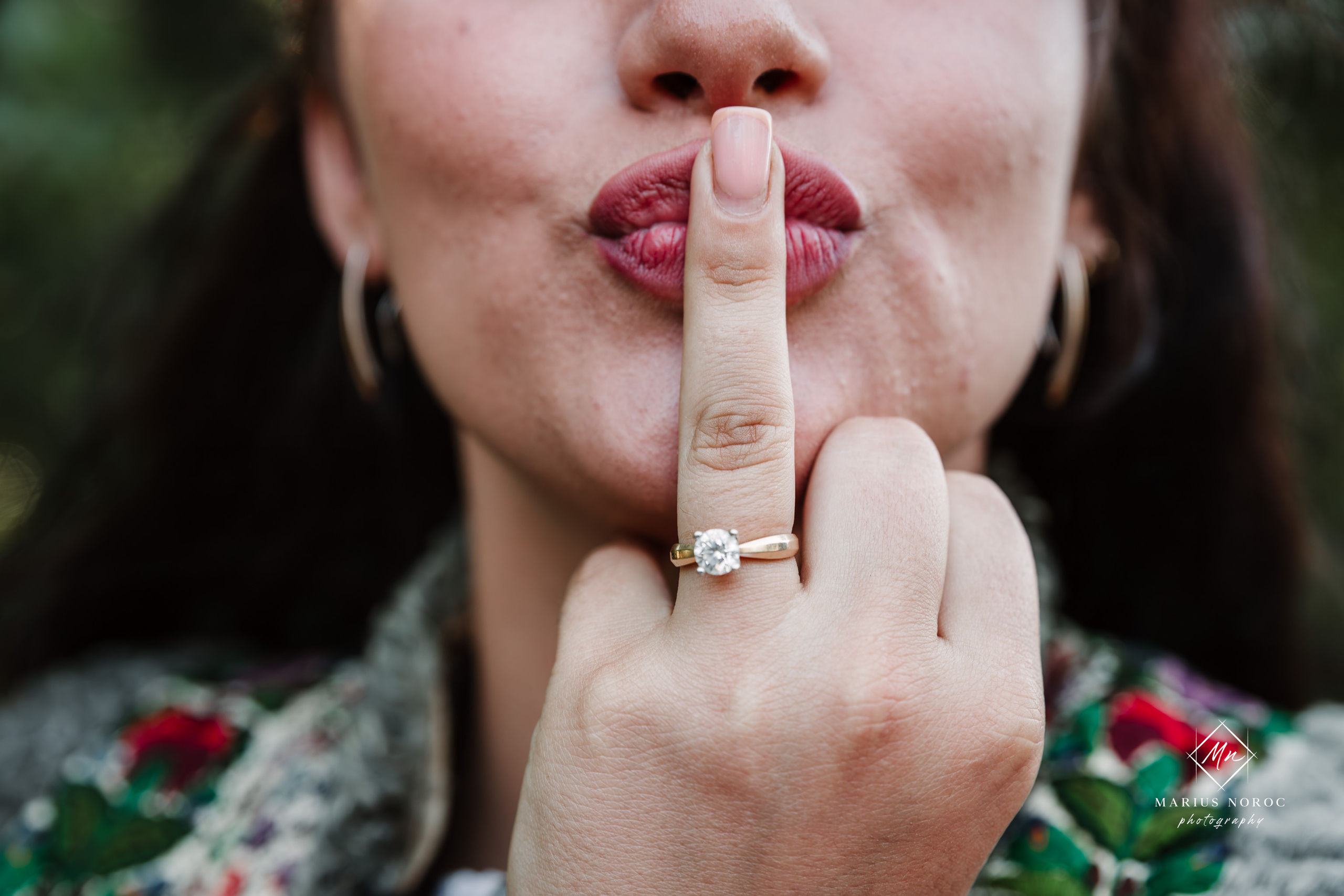 Sabina și Ionuț, îmbrăcați în costume populare bucovinene, au realizat o ședință foto "Save the Date" la Muzeul Satului Bucovinean din Suceava. Fotografii tradiționale și romantice, surprinse într-un peisaj autentic și istoric, evidențiind dragostea și frumusețea tradițiilor locale.