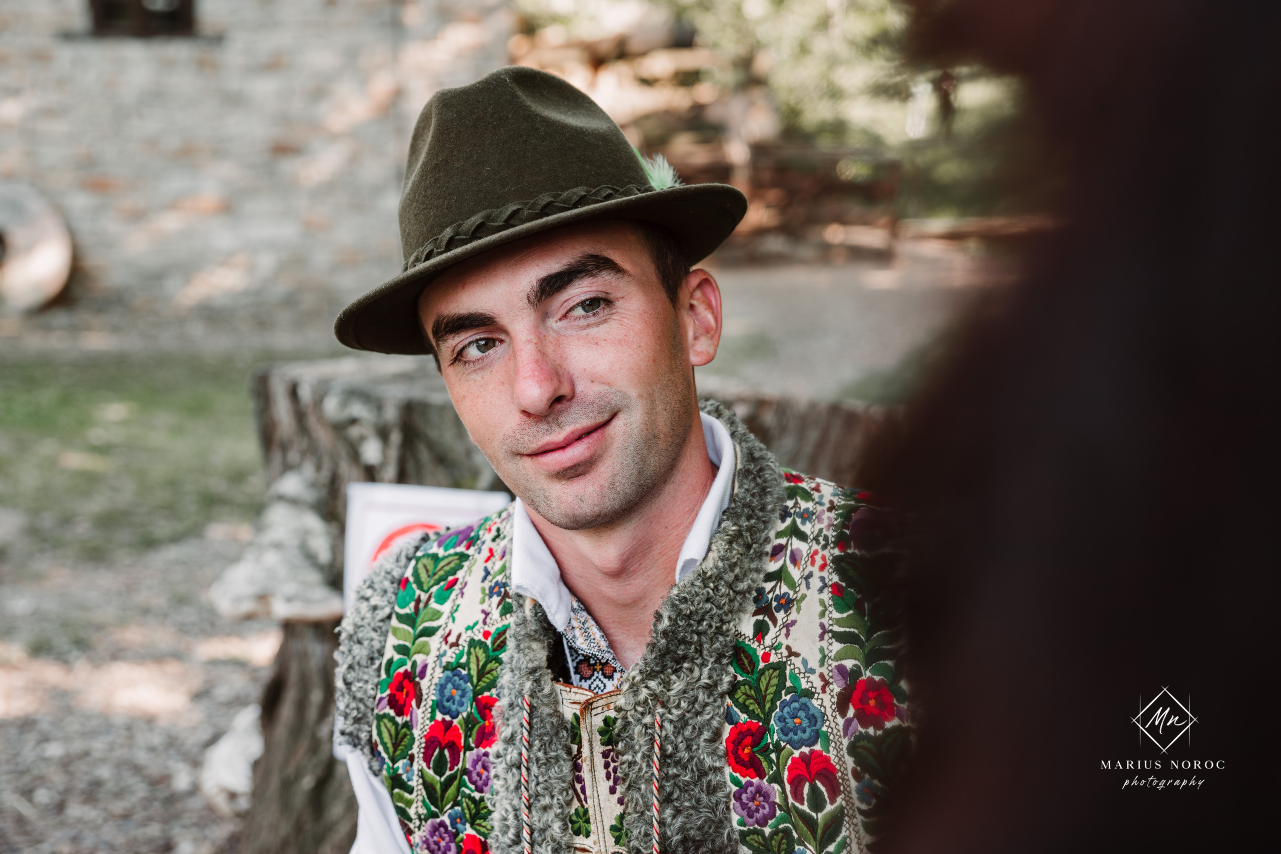 Sabina și Ionuț, îmbrăcați în costume populare bucovinene, au realizat o ședință foto "Save the Date" la Muzeul Satului Bucovinean din Suceava. Fotografii tradiționale și romantice, surprinse într-un peisaj autentic și istoric, evidențiind dragostea și frumusețea tradițiilor locale.