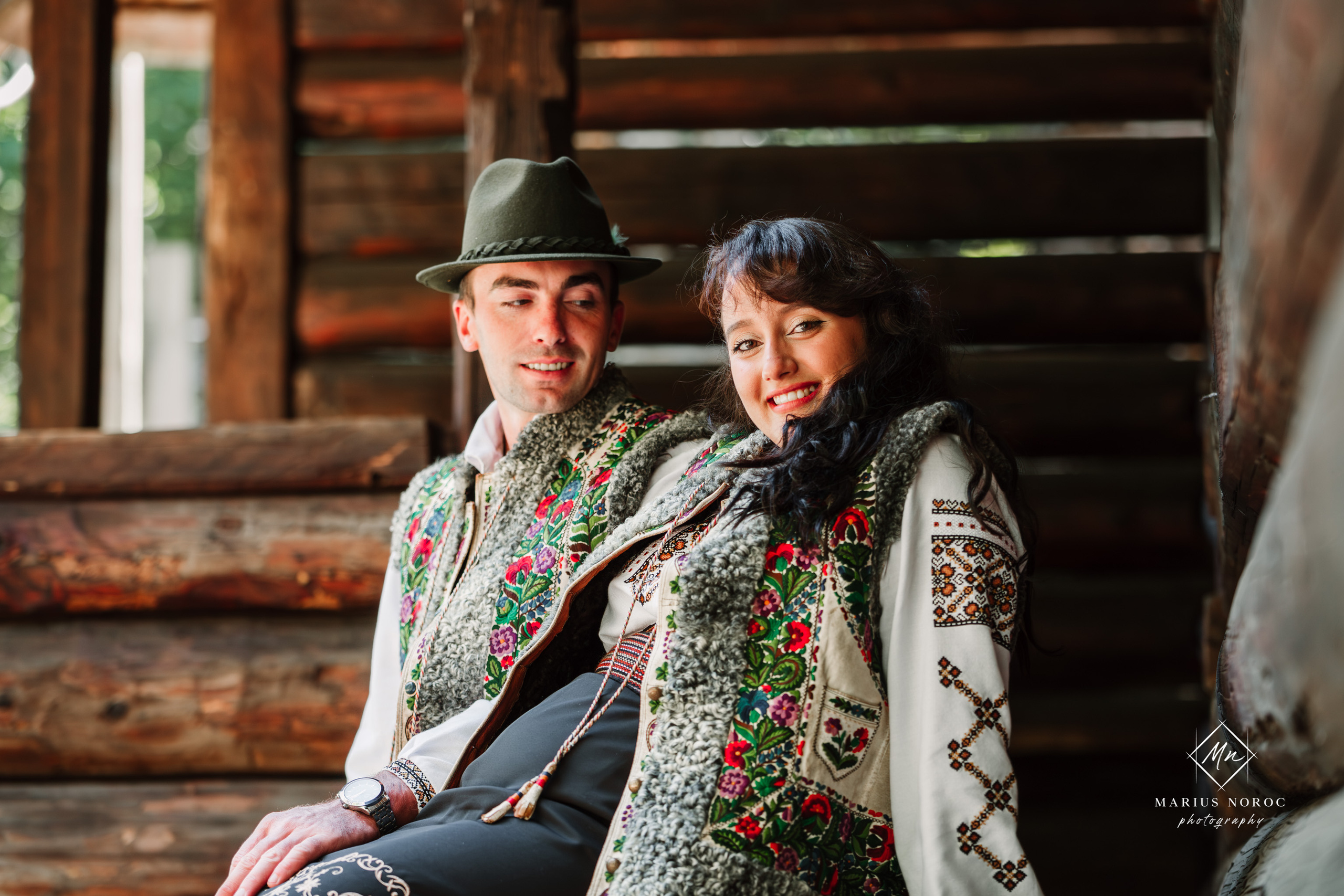 Sabina și Ionuț, îmbrăcați în costume populare bucovinene, au realizat o ședință foto "Save the Date" la Muzeul Satului Bucovinean din Suceava. Fotografii tradiționale și romantice, surprinse într-un peisaj autentic și istoric, evidențiind dragostea și frumusețea tradițiilor locale.