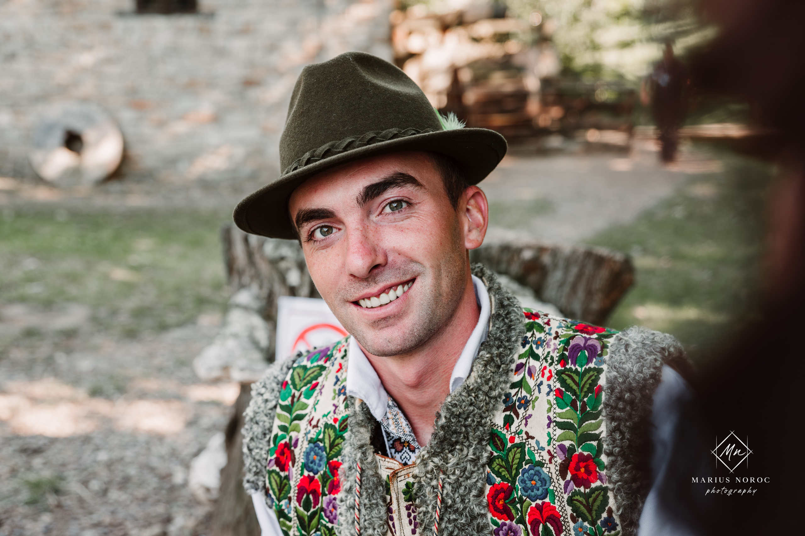 Sabina și Ionuț, îmbrăcați în costume populare bucovinene, au realizat o ședință foto "Save the Date" la Muzeul Satului Bucovinean din Suceava. Fotografii tradiționale și romantice, surprinse într-un peisaj autentic și istoric, evidențiind dragostea și frumusețea tradițiilor locale.