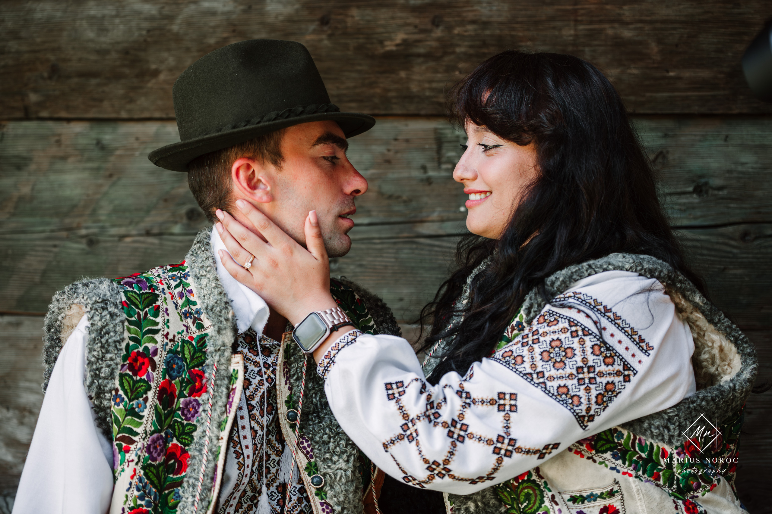 Sabina și Ionuț, îmbrăcați în costume populare bucovinene, au realizat o ședință foto "Save the Date" la Muzeul Satului Bucovinean din Suceava. Fotografii tradiționale și romantice, surprinse într-un peisaj autentic și istoric, evidențiind dragostea și frumusețea tradițiilor locale.