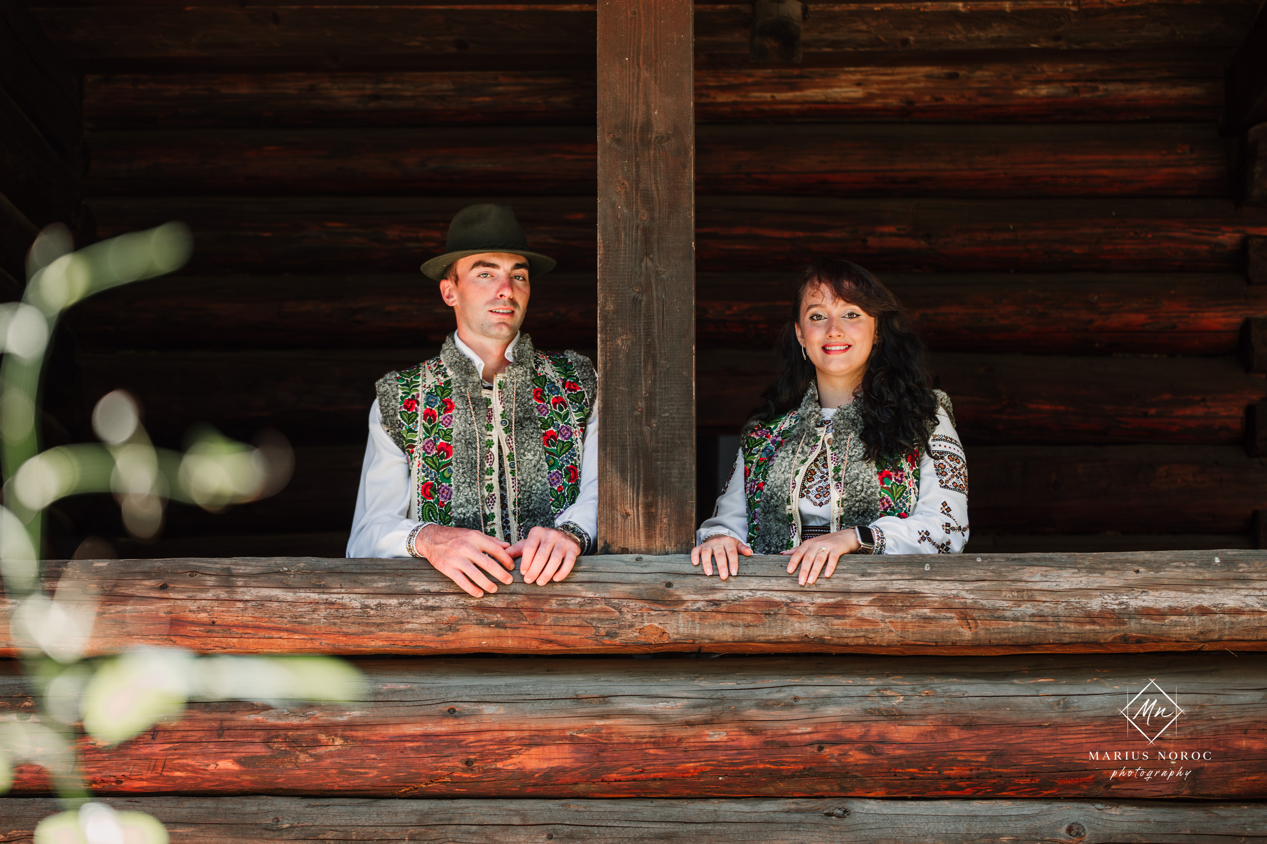 Sabina și Ionuț, îmbrăcați în costume populare bucovinene, au realizat o ședință foto "Save the Date" la Muzeul Satului Bucovinean din Suceava. Fotografii tradiționale și romantice, surprinse într-un peisaj autentic și istoric, evidențiind dragostea și frumusețea tradițiilor locale.