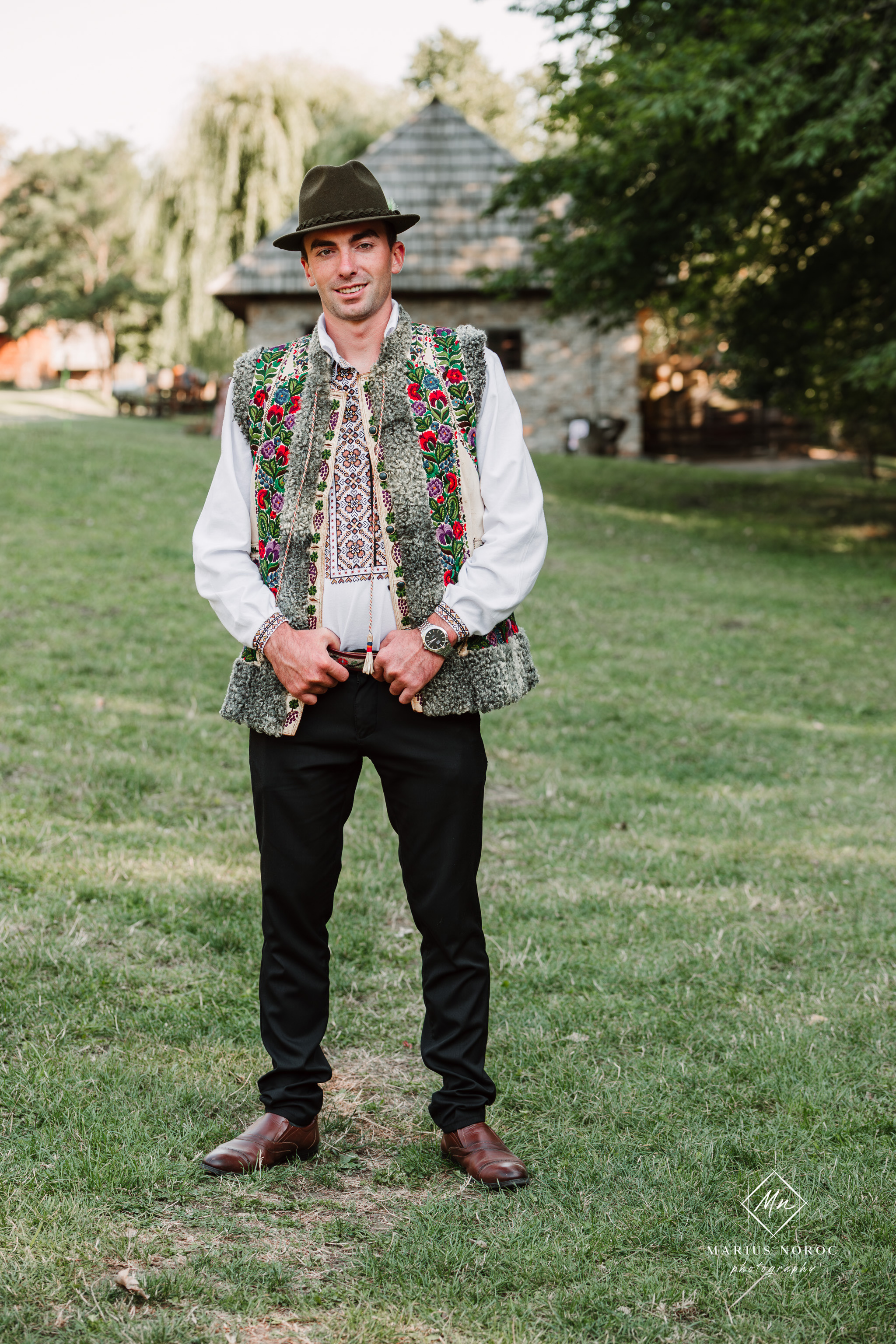 Sabina și Ionuț, îmbrăcați în costume populare bucovinene, au realizat o ședință foto "Save the Date" la Muzeul Satului Bucovinean din Suceava. Fotografii tradiționale și romantice, surprinse într-un peisaj autentic și istoric, evidențiind dragostea și frumusețea tradițiilor locale.