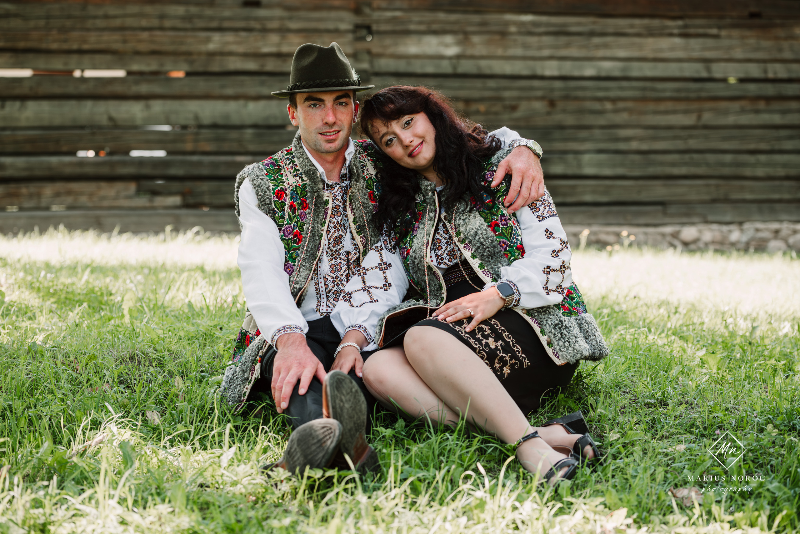 Sabina și Ionuț, îmbrăcați în costume populare bucovinene, au realizat o ședință foto "Save the Date" la Muzeul Satului Bucovinean din Suceava. Fotografii tradiționale și romantice, surprinse într-un peisaj autentic și istoric, evidențiind dragostea și frumusețea tradițiilor locale.