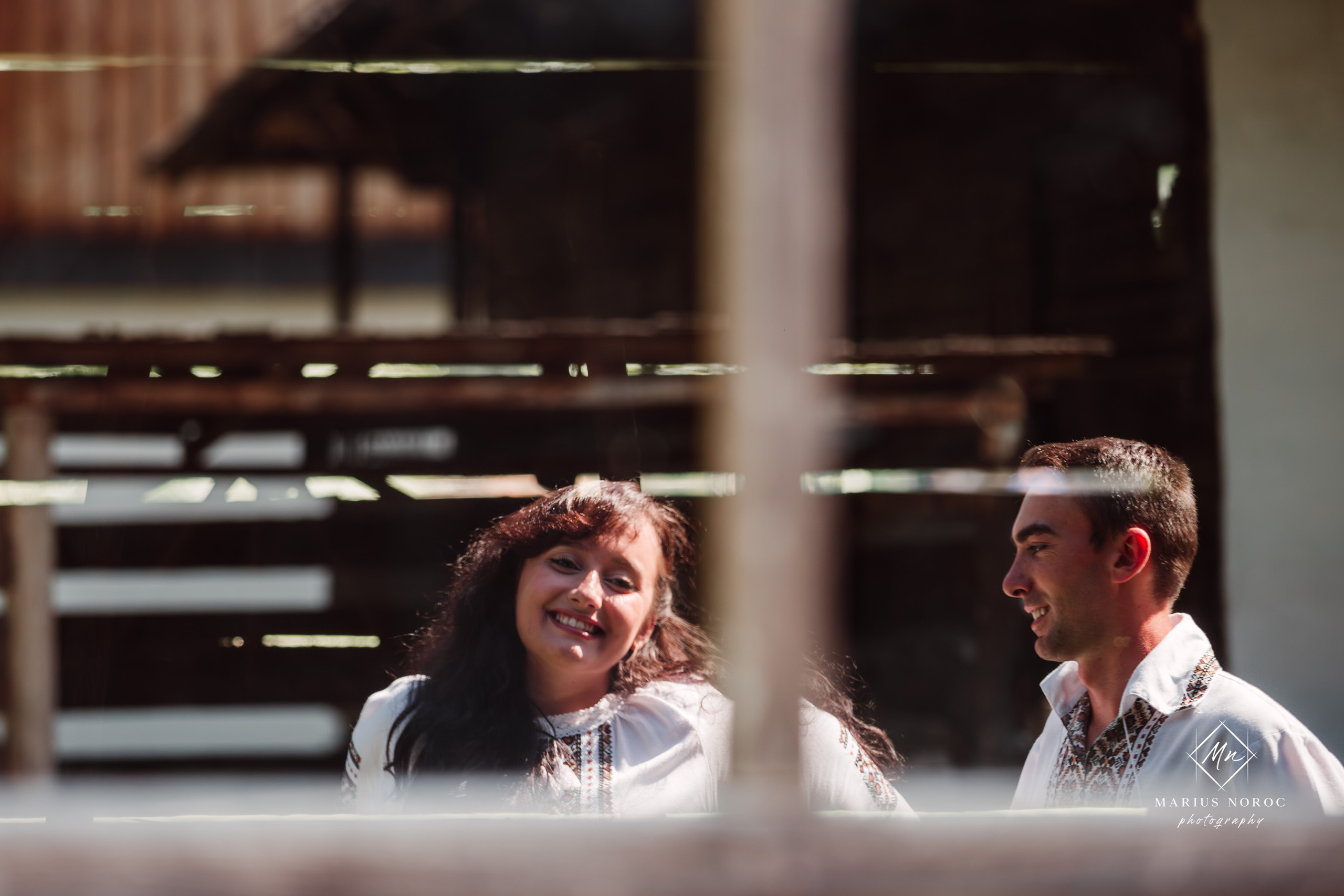 Sabina și Ionuț, îmbrăcați în costume populare bucovinene, au realizat o ședință foto "Save the Date" la Muzeul Satului Bucovinean din Suceava. Fotografii tradiționale și romantice, surprinse într-un peisaj autentic și istoric, evidențiind dragostea și frumusețea tradițiilor locale.