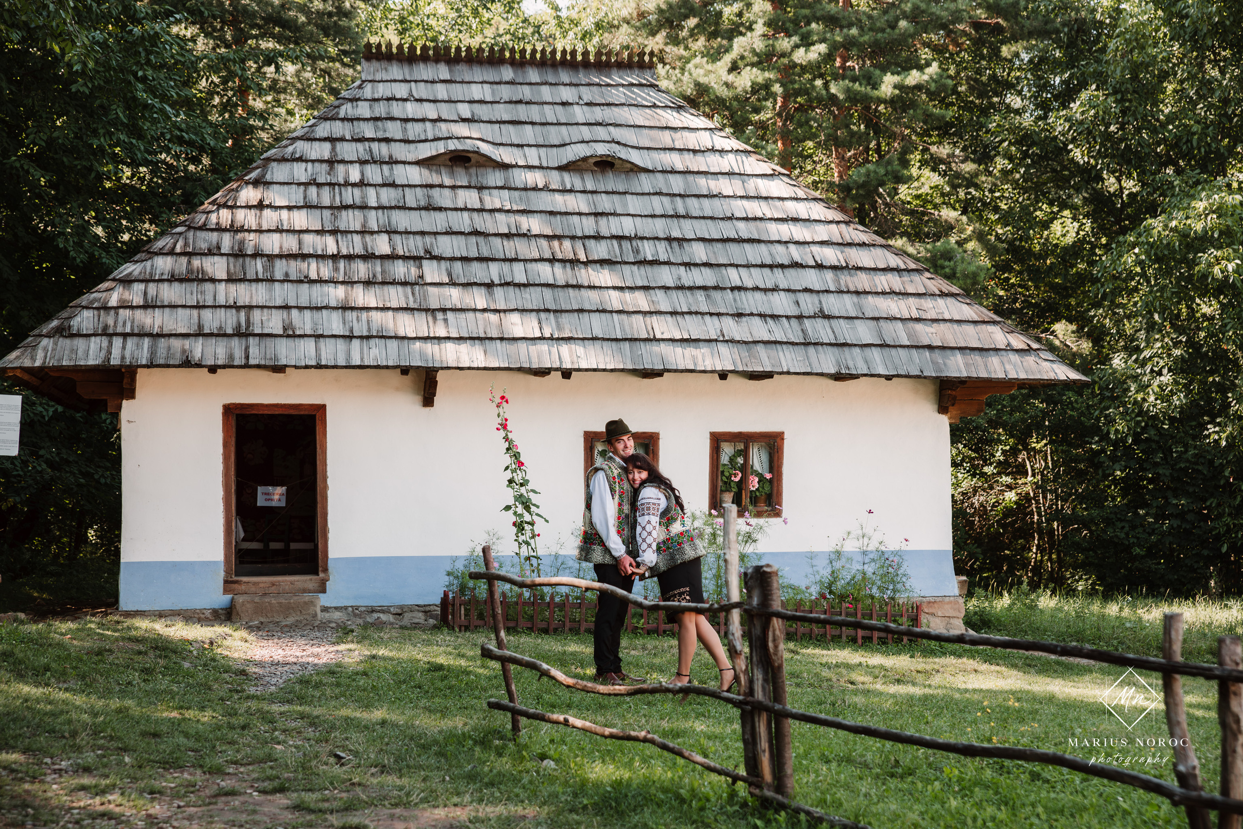 Sabina și Ionuț, îmbrăcați în costume populare bucovinene, au realizat o ședință foto "Save the Date" la Muzeul Satului Bucovinean din Suceava. Fotografii tradiționale și romantice, surprinse într-un peisaj autentic și istoric, evidențiind dragostea și frumusețea tradițiilor locale.