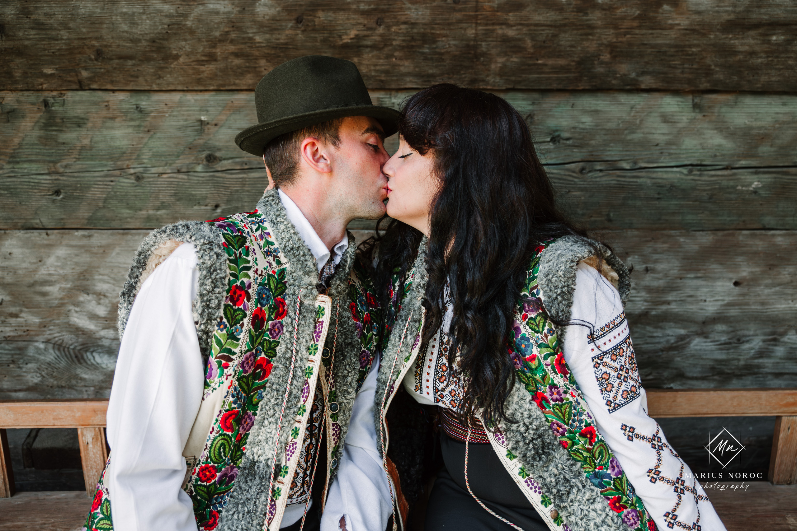 Sabina și Ionuț, îmbrăcați în costume populare bucovinene, au realizat o ședință foto "Save the Date" la Muzeul Satului Bucovinean din Suceava. Fotografii tradiționale și romantice, surprinse într-un peisaj autentic și istoric, evidențiind dragostea și frumusețea tradițiilor locale.