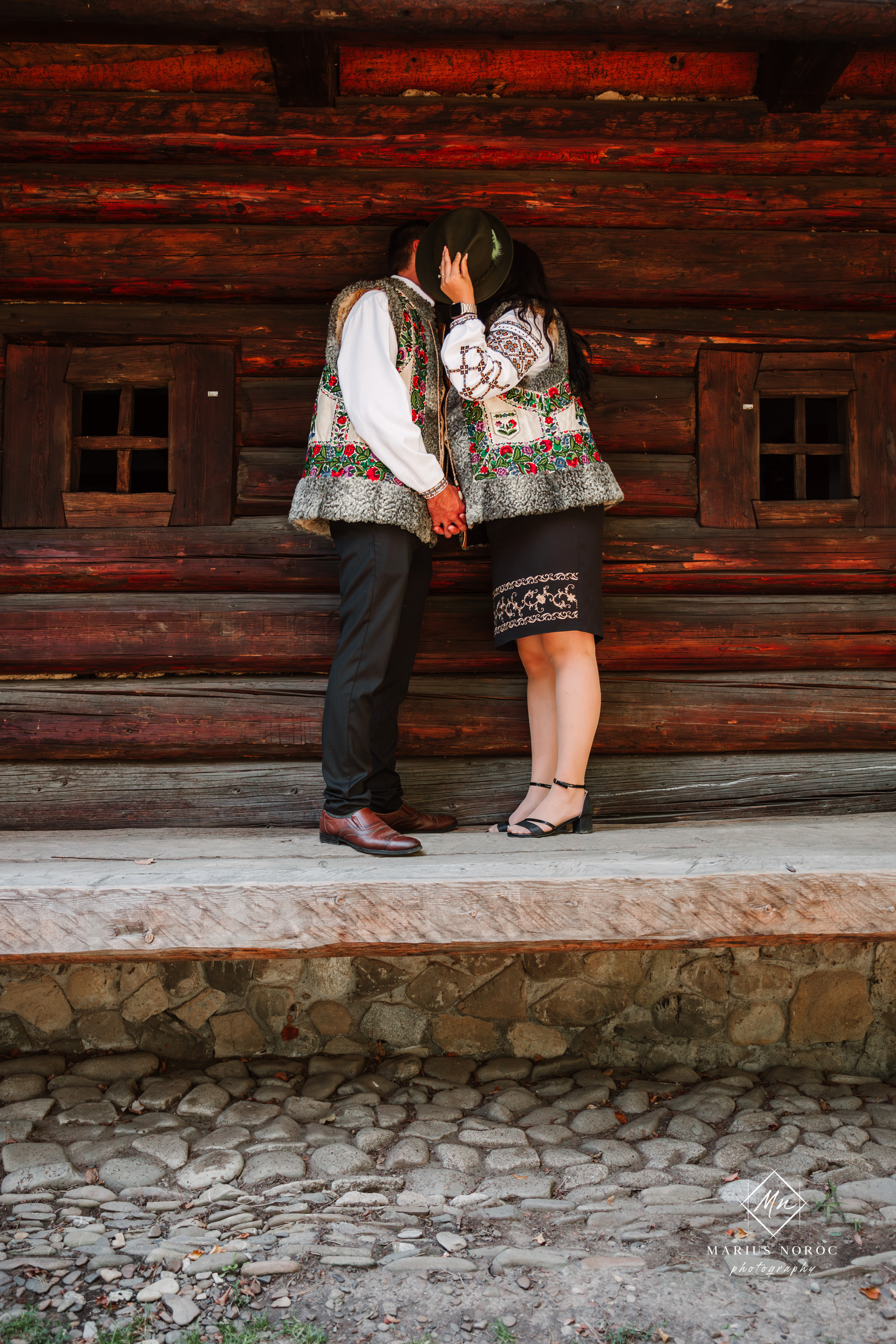 Sabina și Ionuț, îmbrăcați în costume populare bucovinene, au realizat o ședință foto "Save the Date" la Muzeul Satului Bucovinean din Suceava. Fotografii tradiționale și romantice, surprinse într-un peisaj autentic și istoric, evidențiind dragostea și frumusețea tradițiilor locale.