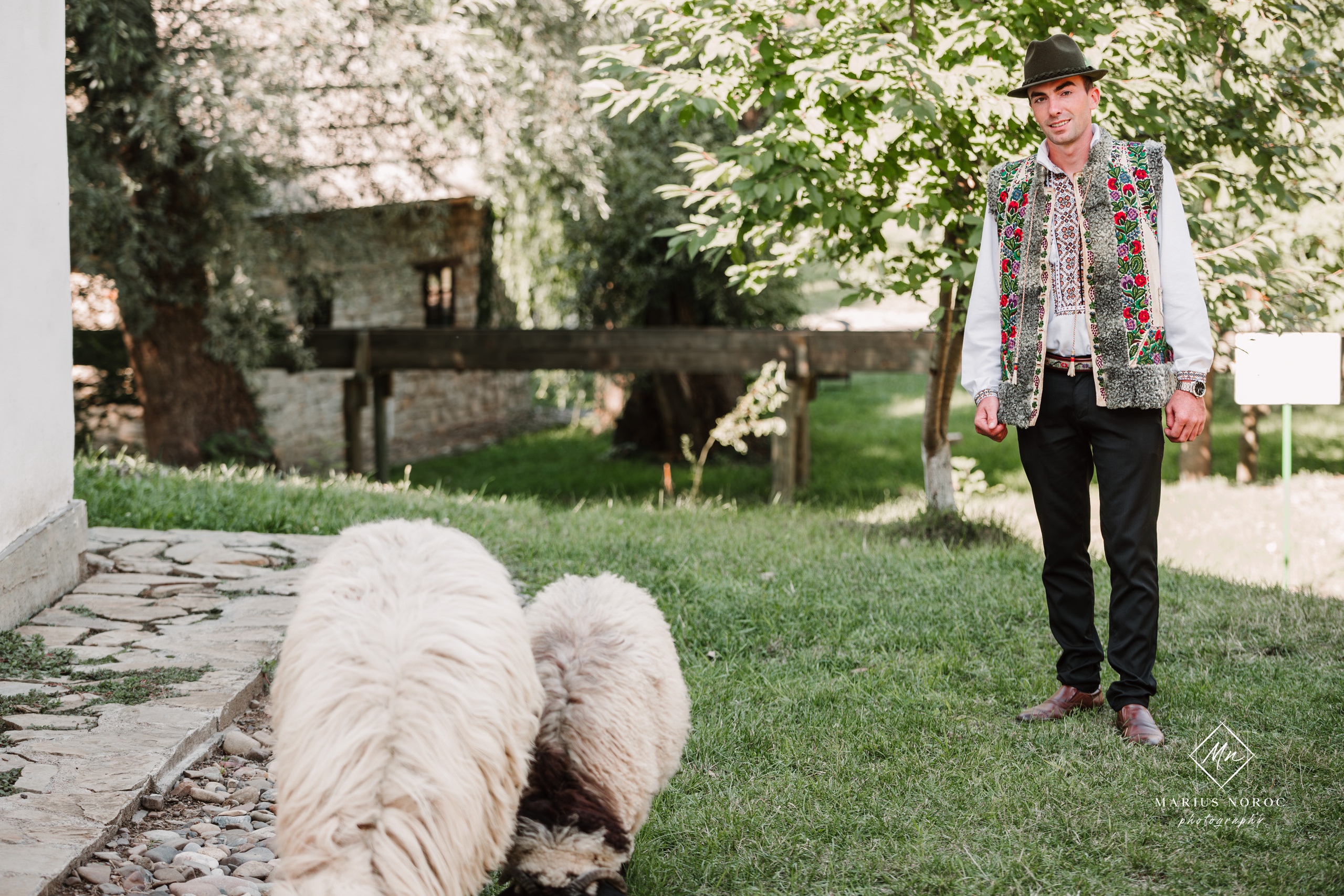 Sabina și Ionuț, îmbrăcați în costume populare bucovinene, au realizat o ședință foto "Save the Date" la Muzeul Satului Bucovinean din Suceava. Fotografii tradiționale și romantice, surprinse într-un peisaj autentic și istoric, evidențiind dragostea și frumusețea tradițiilor locale.