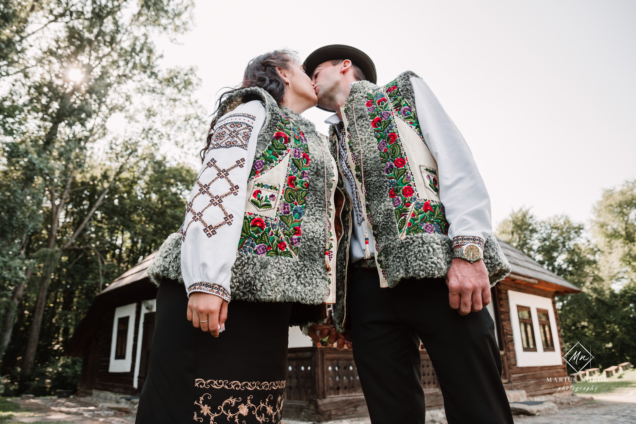 Sabina și Ionuț, îmbrăcați în costume populare bucovinene, au realizat o ședință foto "Save the Date" la Muzeul Satului Bucovinean din Suceava. Fotografii tradiționale și romantice, surprinse într-un peisaj autentic și istoric, evidențiind dragostea și frumusețea tradițiilor locale.