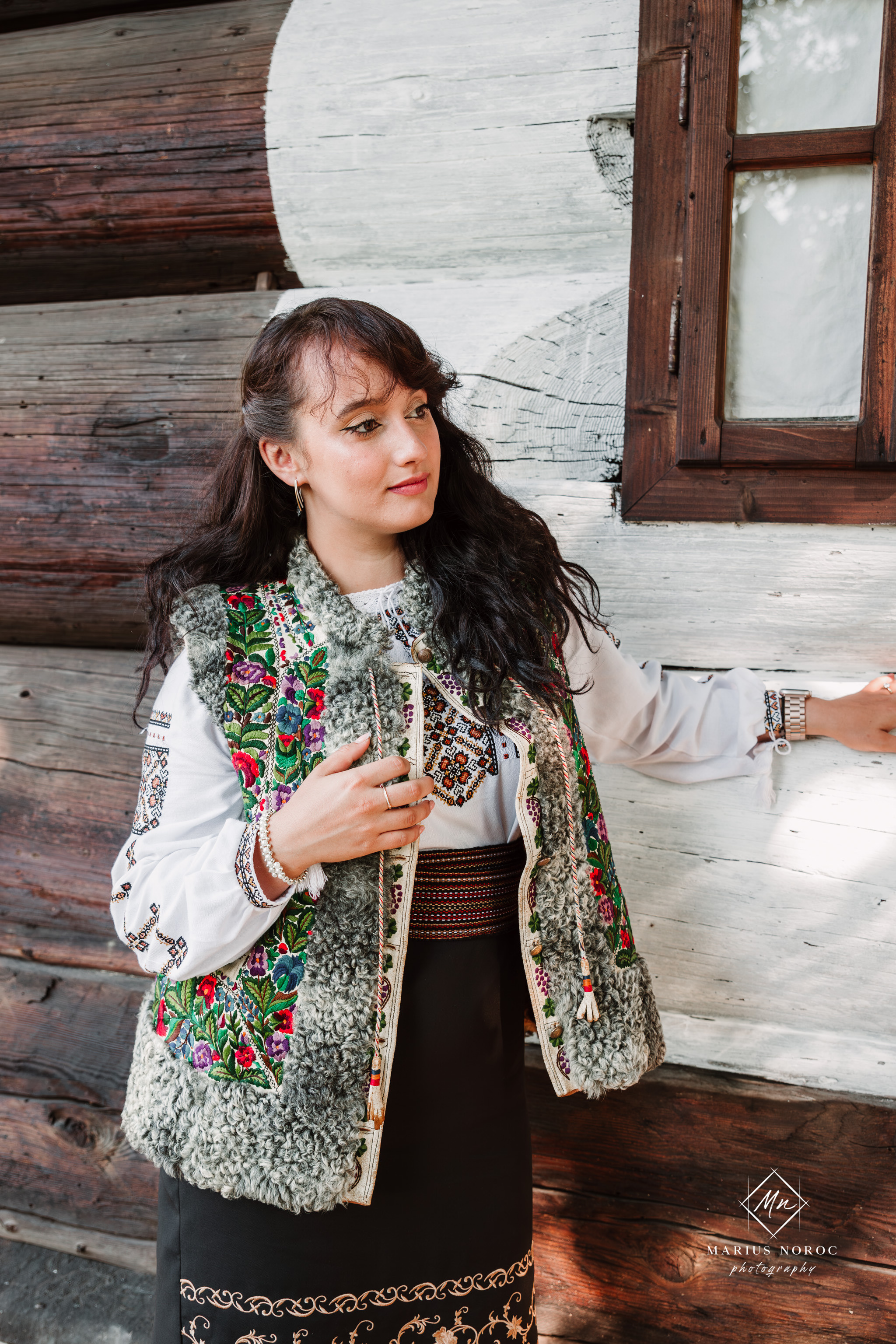 Sabina și Ionuț, îmbrăcați în costume populare bucovinene, au realizat o ședință foto "Save the Date" la Muzeul Satului Bucovinean din Suceava. Fotografii tradiționale și romantice, surprinse într-un peisaj autentic și istoric, evidențiind dragostea și frumusețea tradițiilor locale.