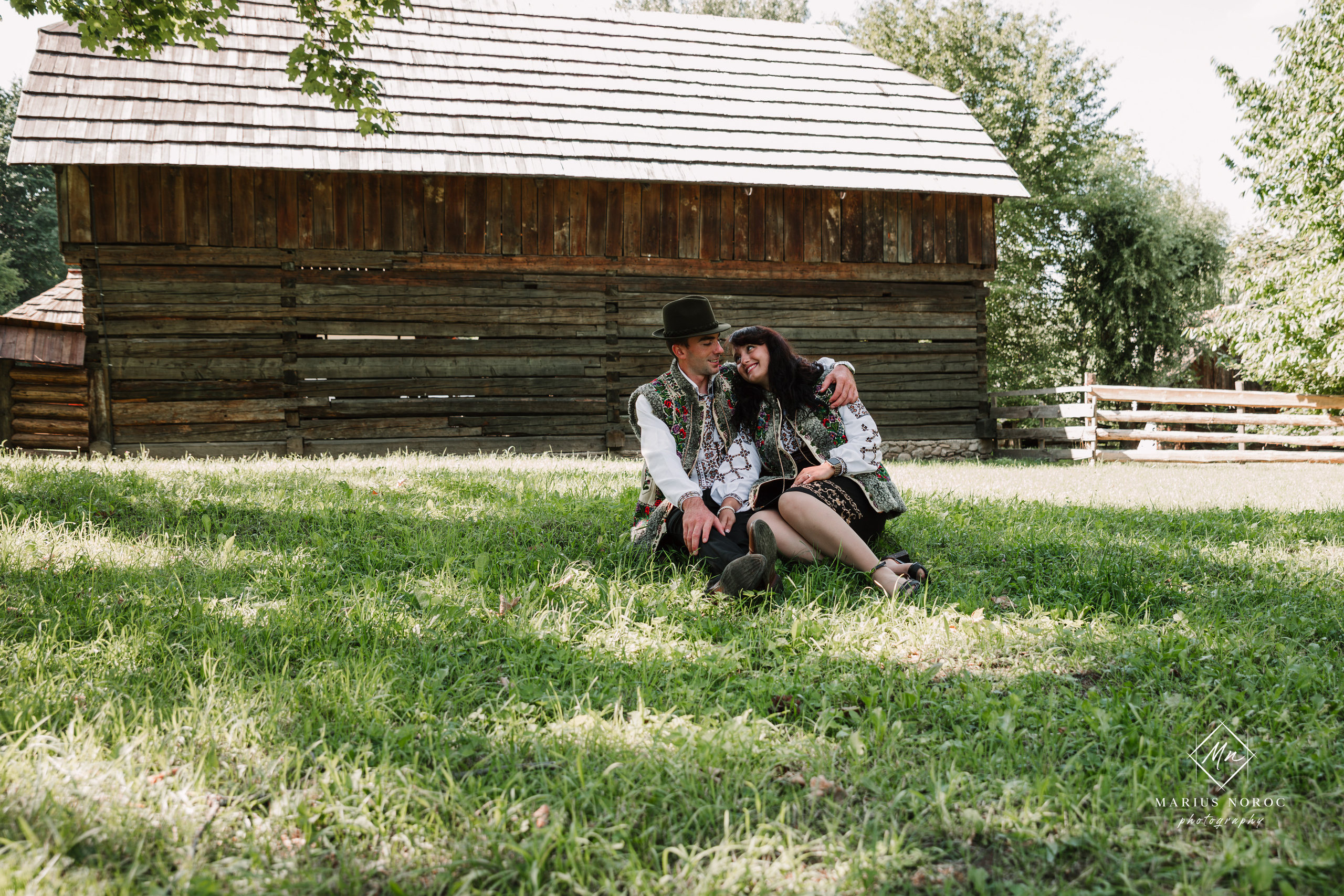 Sabina și Ionuț, îmbrăcați în costume populare bucovinene, au realizat o ședință foto "Save the Date" la Muzeul Satului Bucovinean din Suceava. Fotografii tradiționale și romantice, surprinse într-un peisaj autentic și istoric, evidențiind dragostea și frumusețea tradițiilor locale.
