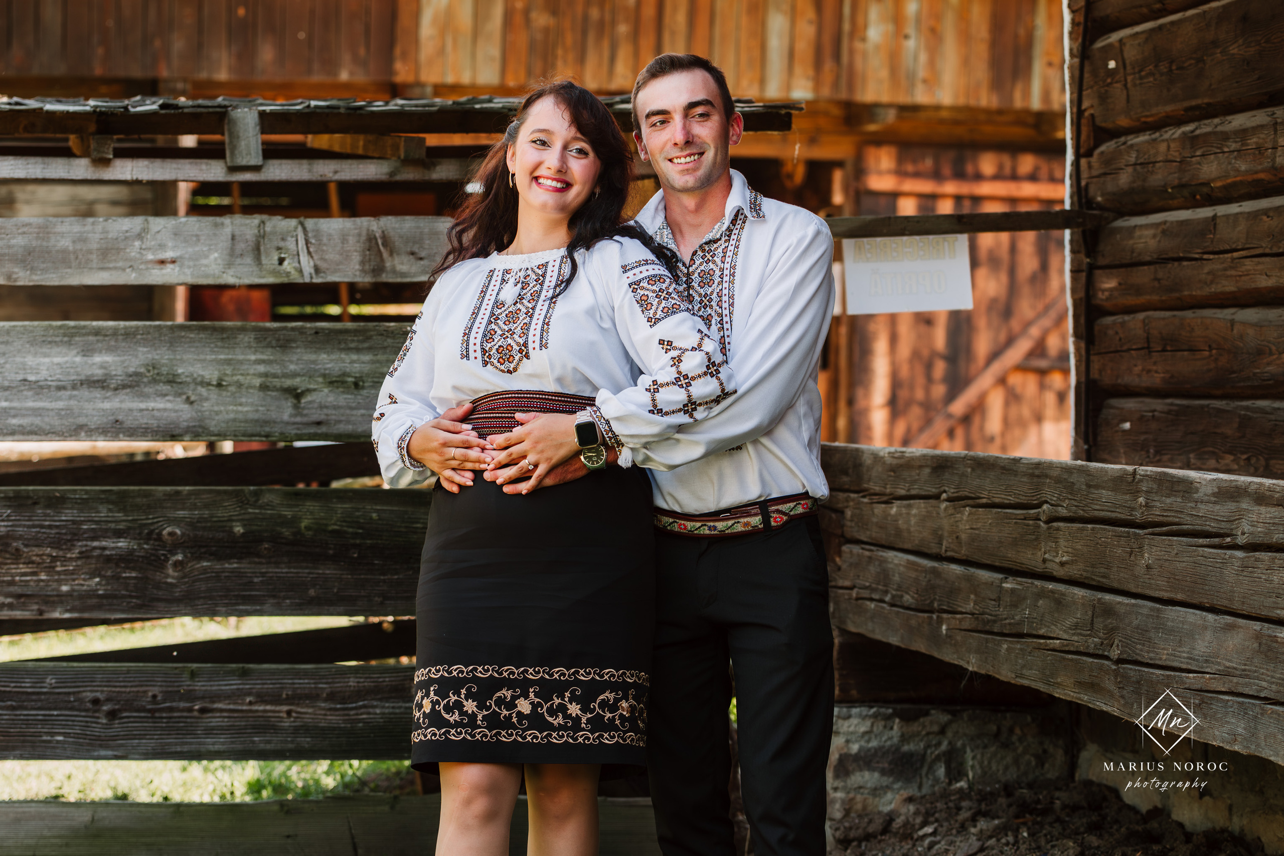 Sabina și Ionuț, îmbrăcați în costume populare bucovinene, au realizat o ședință foto "Save the Date" la Muzeul Satului Bucovinean din Suceava. Fotografii tradiționale și romantice, surprinse într-un peisaj autentic și istoric, evidențiind dragostea și frumusețea tradițiilor locale.