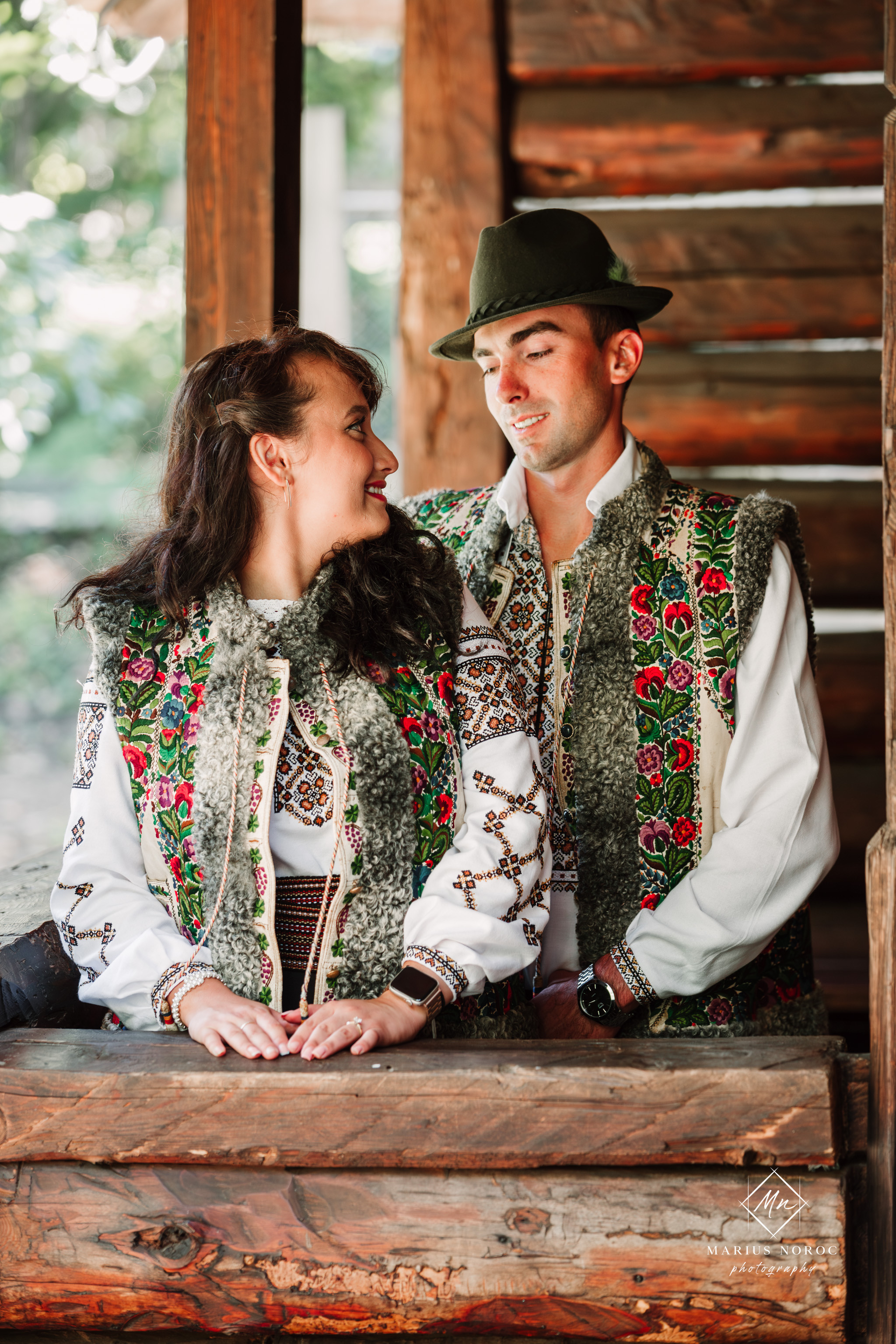 Sabina și Ionuț, îmbrăcați în costume populare bucovinene, au realizat o ședință foto "Save the Date" la Muzeul Satului Bucovinean din Suceava. Fotografii tradiționale și romantice, surprinse într-un peisaj autentic și istoric, evidențiind dragostea și frumusețea tradițiilor locale.