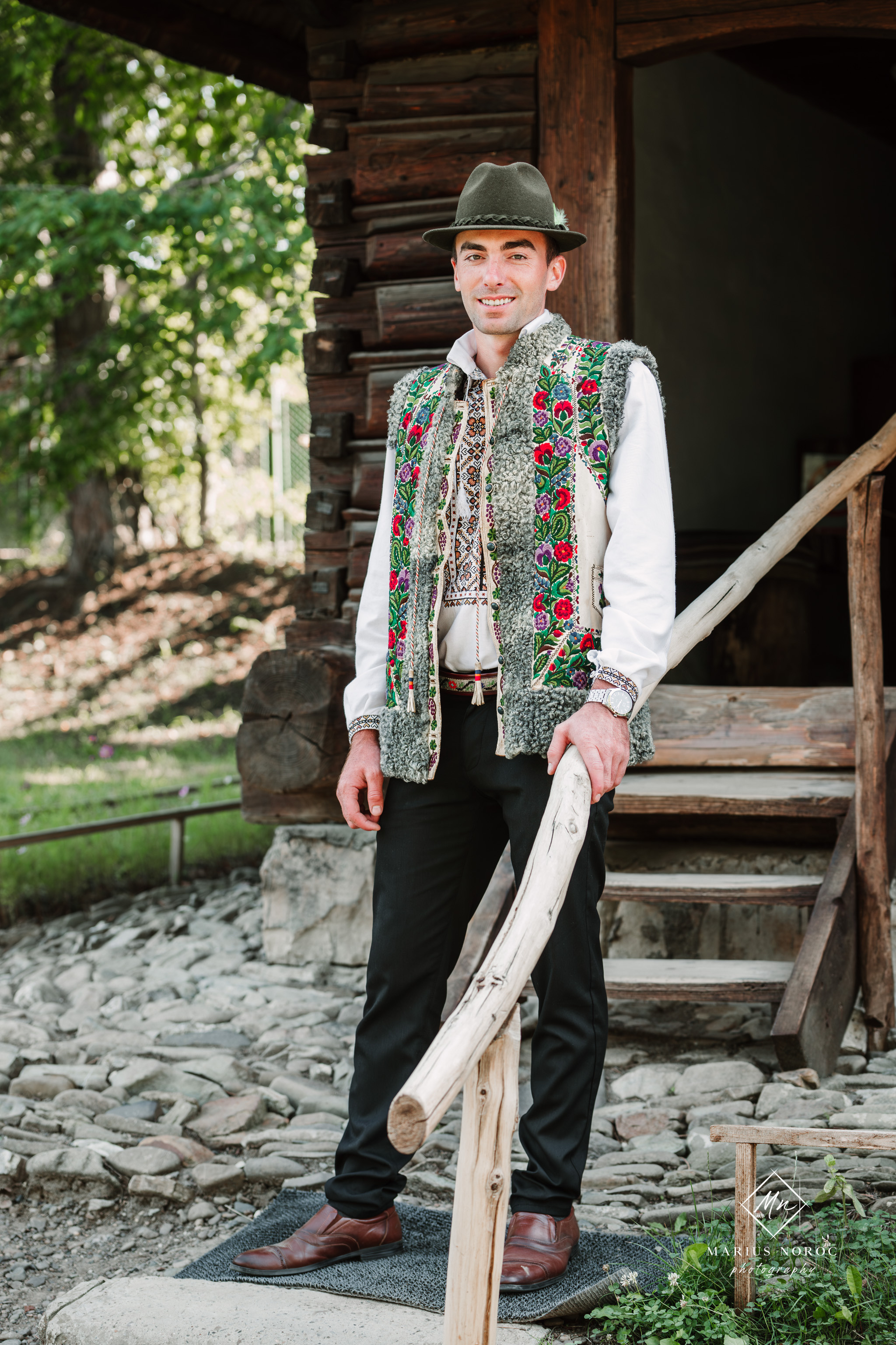 Sabina și Ionuț, îmbrăcați în costume populare bucovinene, au realizat o ședință foto "Save the Date" la Muzeul Satului Bucovinean din Suceava. Fotografii tradiționale și romantice, surprinse într-un peisaj autentic și istoric, evidențiind dragostea și frumusețea tradițiilor locale.